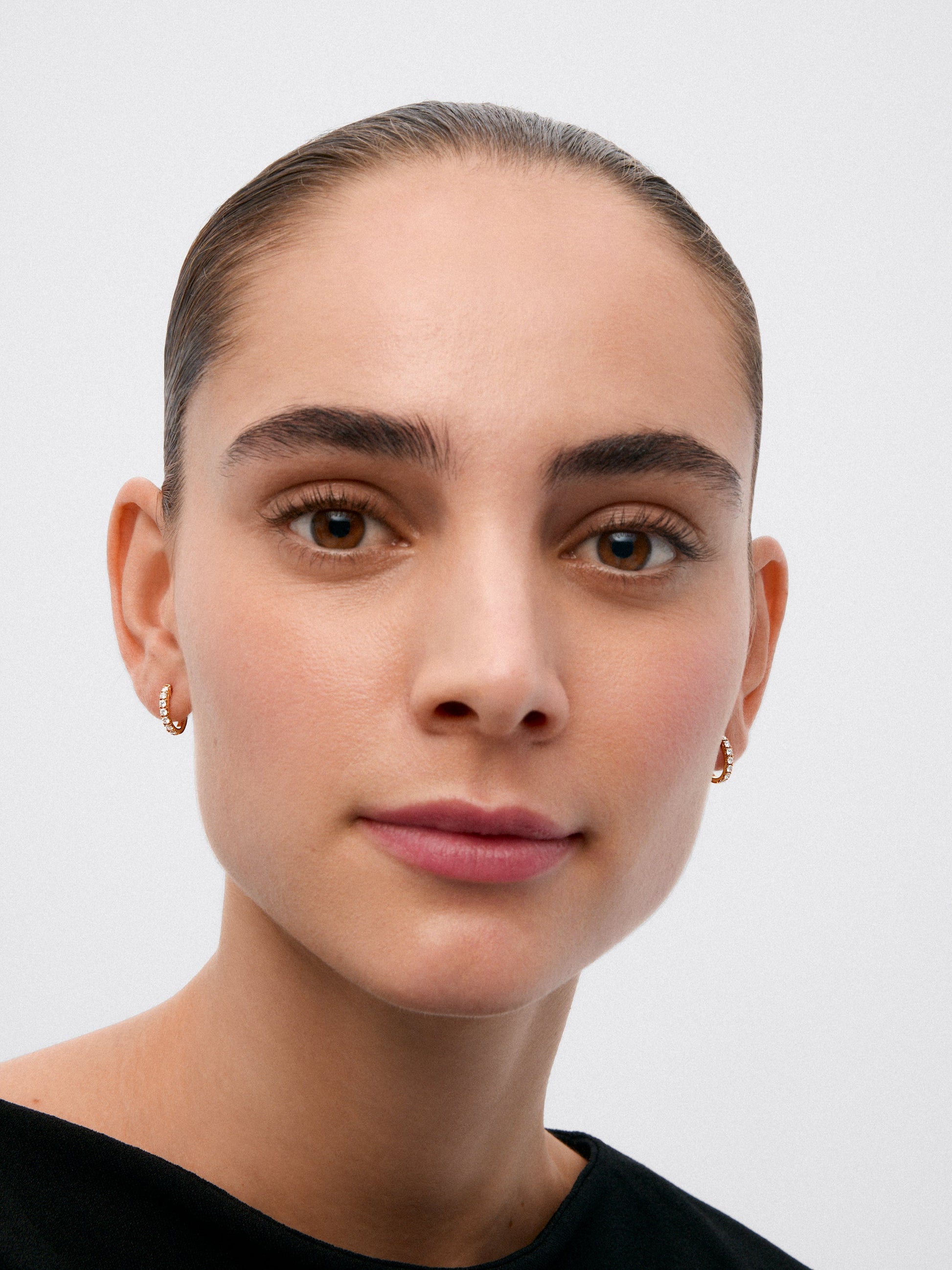 Pendientes de aro de oro amarillo de 18K con 14 diamantes blancos en talla brillante con un total de 0,39 cts