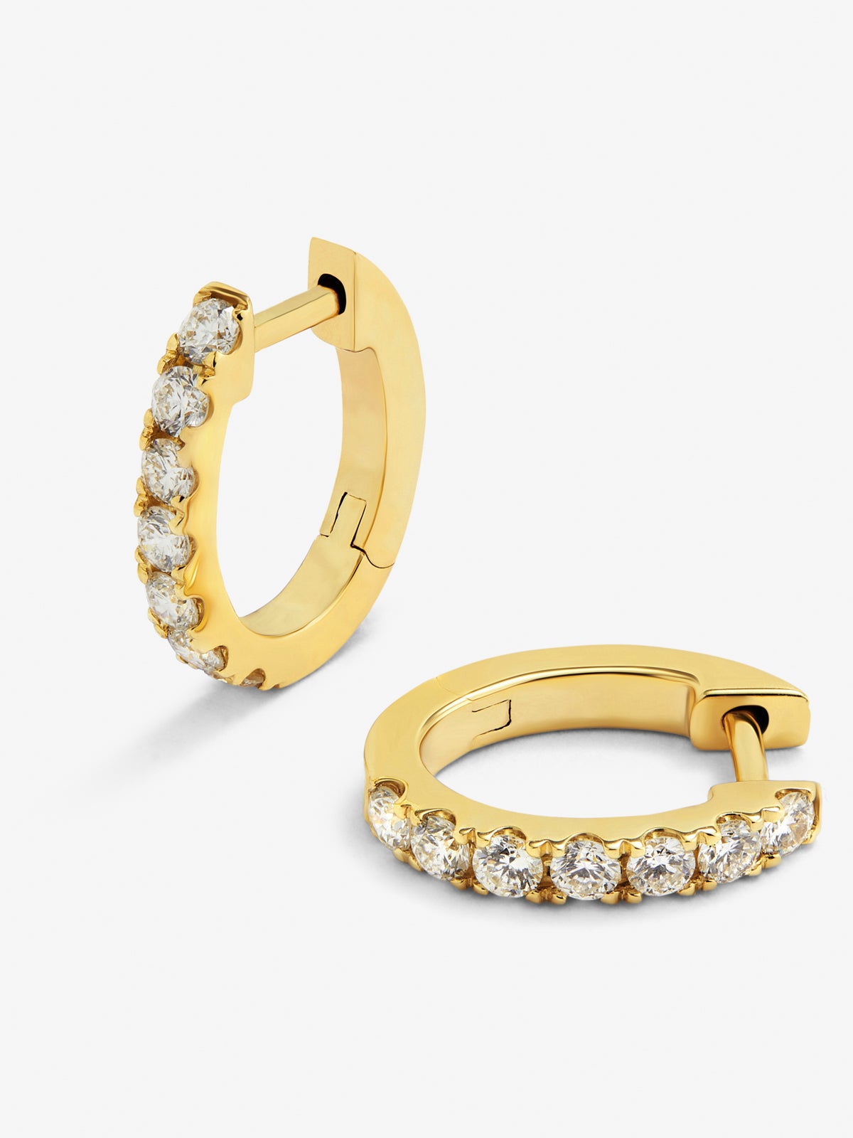 Pendientes de aro de oro amarillo de 18K con 14 diamantes blancos en talla brillante con un total de 0,39 cts
