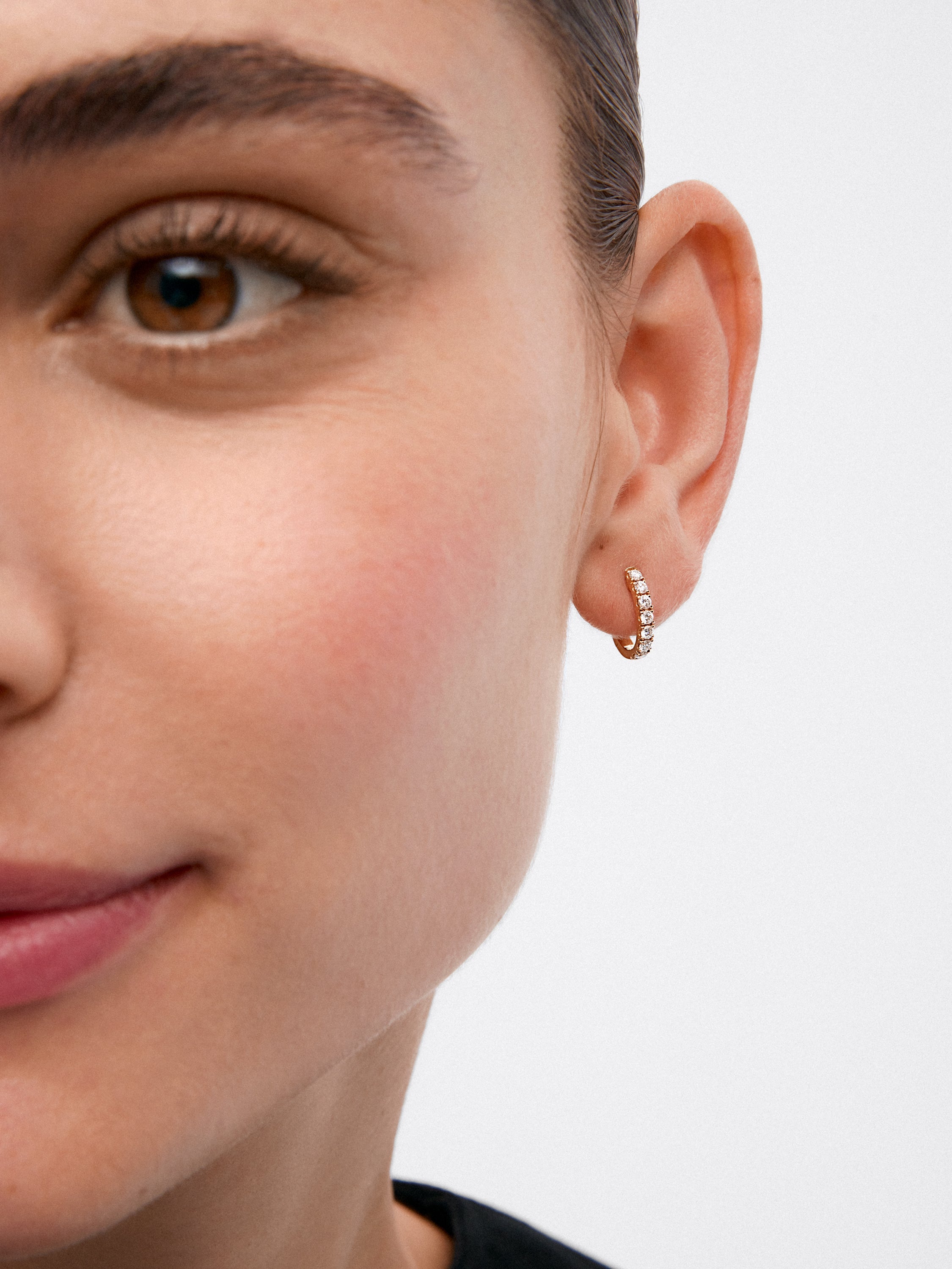Pendientes de aro de oro amarillo de 18K con 14 diamantes blancos en talla brillante con un total de 0,39 cts