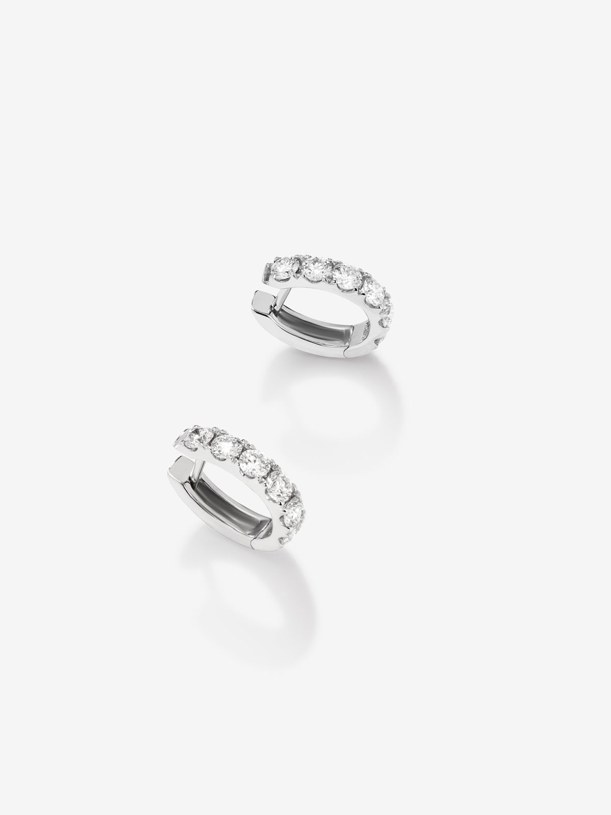 Pendientes aro de oro blanco de 18K con diamantes