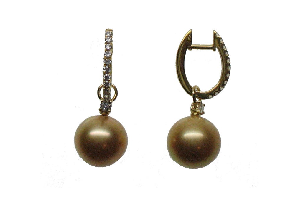 Pendientes de aro de oro amarillo de 18K con perla y diamantes con un total de 0,28 cts