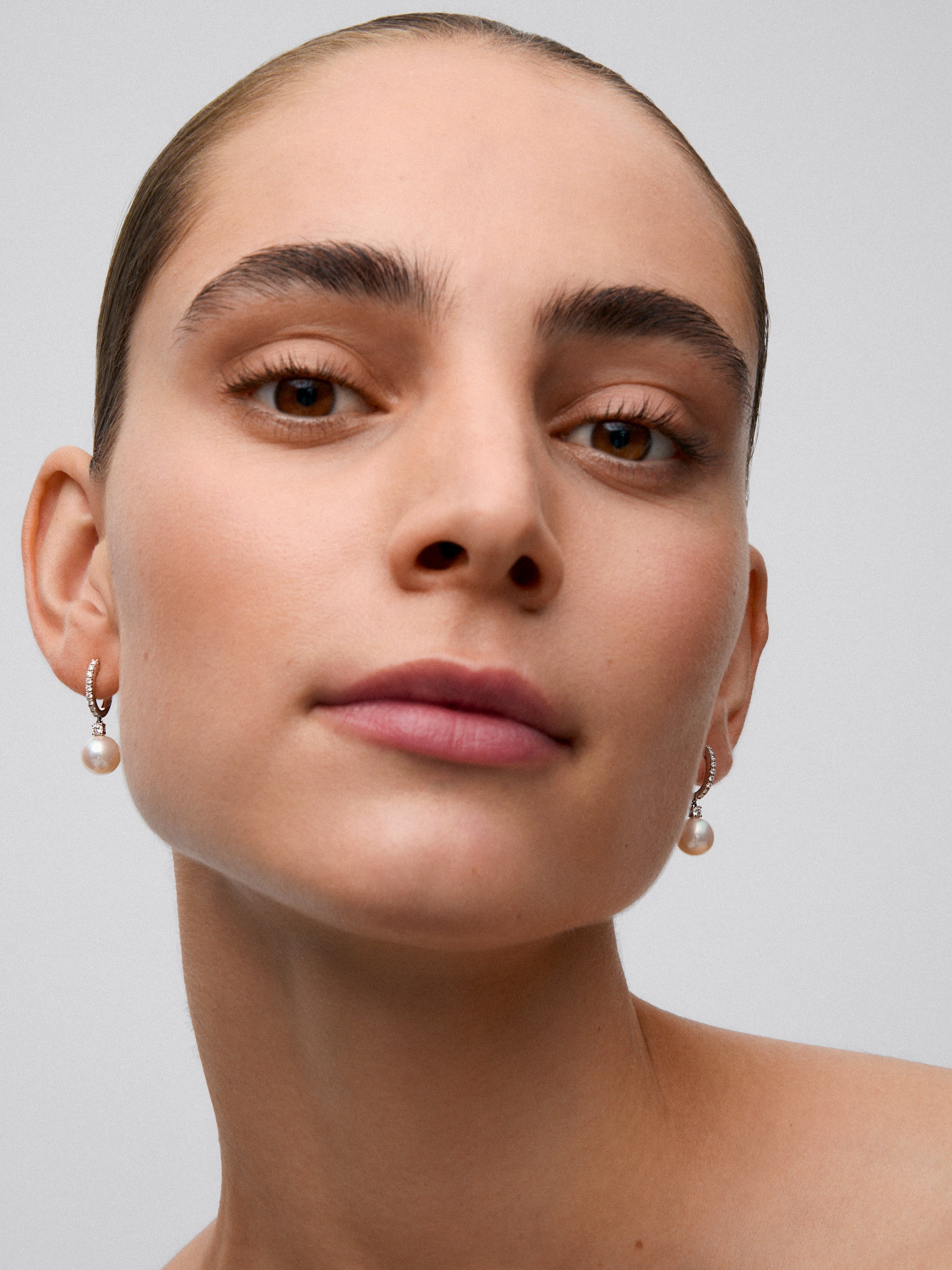 Pendientes de oro blanco de 18K con perlas australianas de 9 mm y diamantes en talla brillante de 0,31 cts