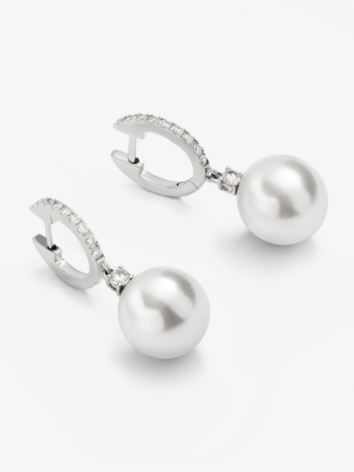 Pendientes de oro blanco de 18K con perlas australianas de 9 mm y diamantes en talla brillante de 0,31 cts