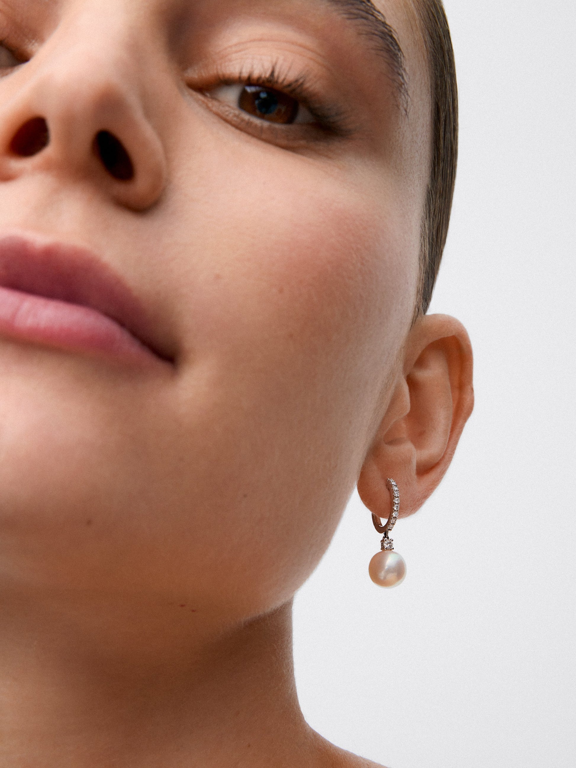 Pendientes de oro blanco de 18K con perlas australianas de 9 mm y diamantes en talla brillante de 0,31 cts