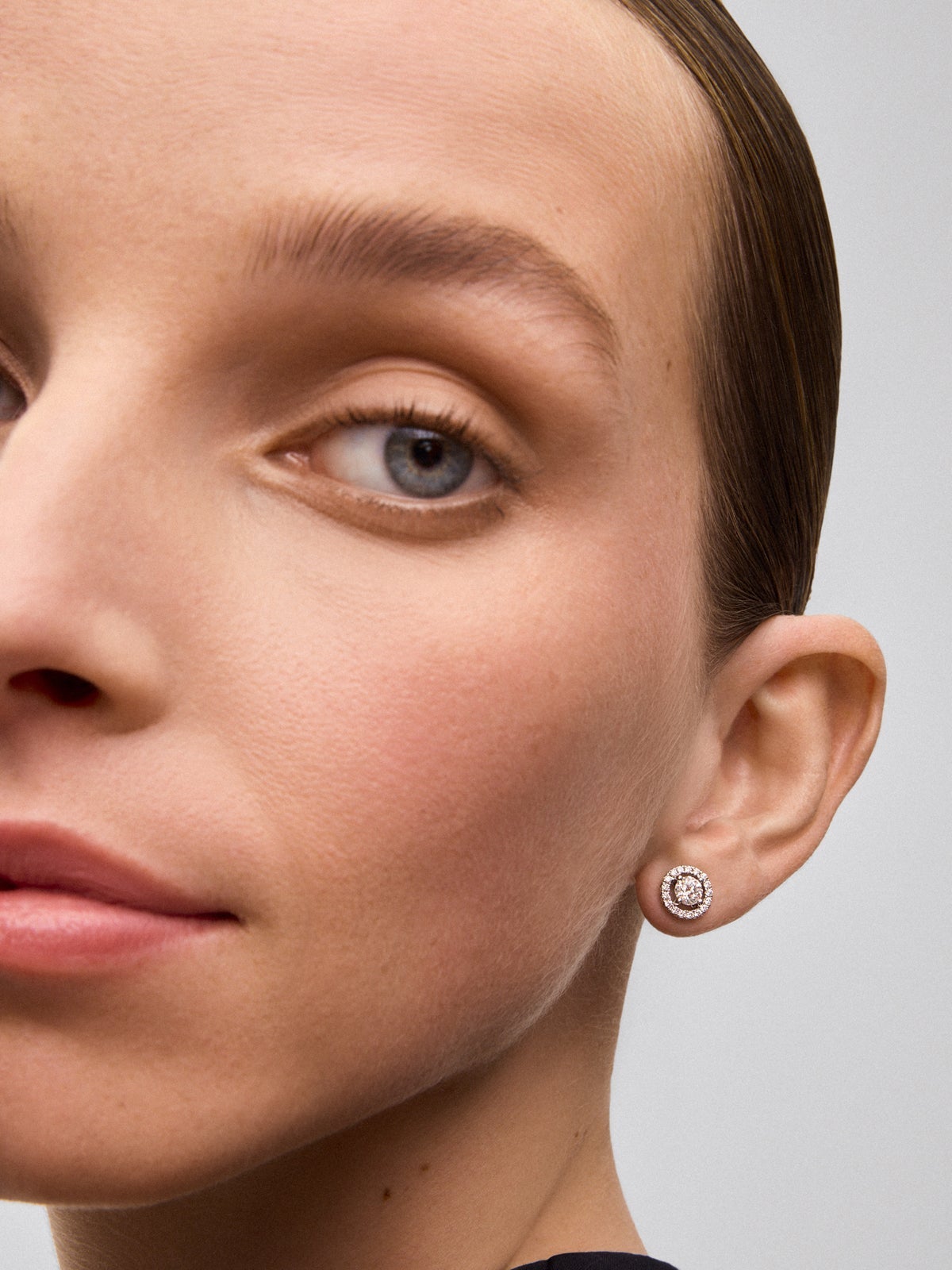 Pendientes de oro blanco de 18K con diamante solitario y orla de diamantes