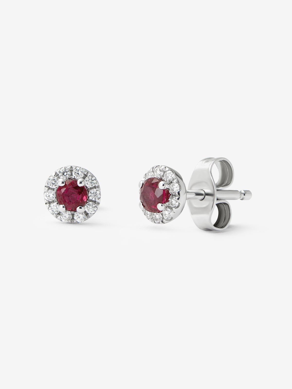 Pendientes de oro blanco de 18K con diamantes en talla brillante de 0,1 cts y rubíes rojos en talla brillante de 0,33 cts