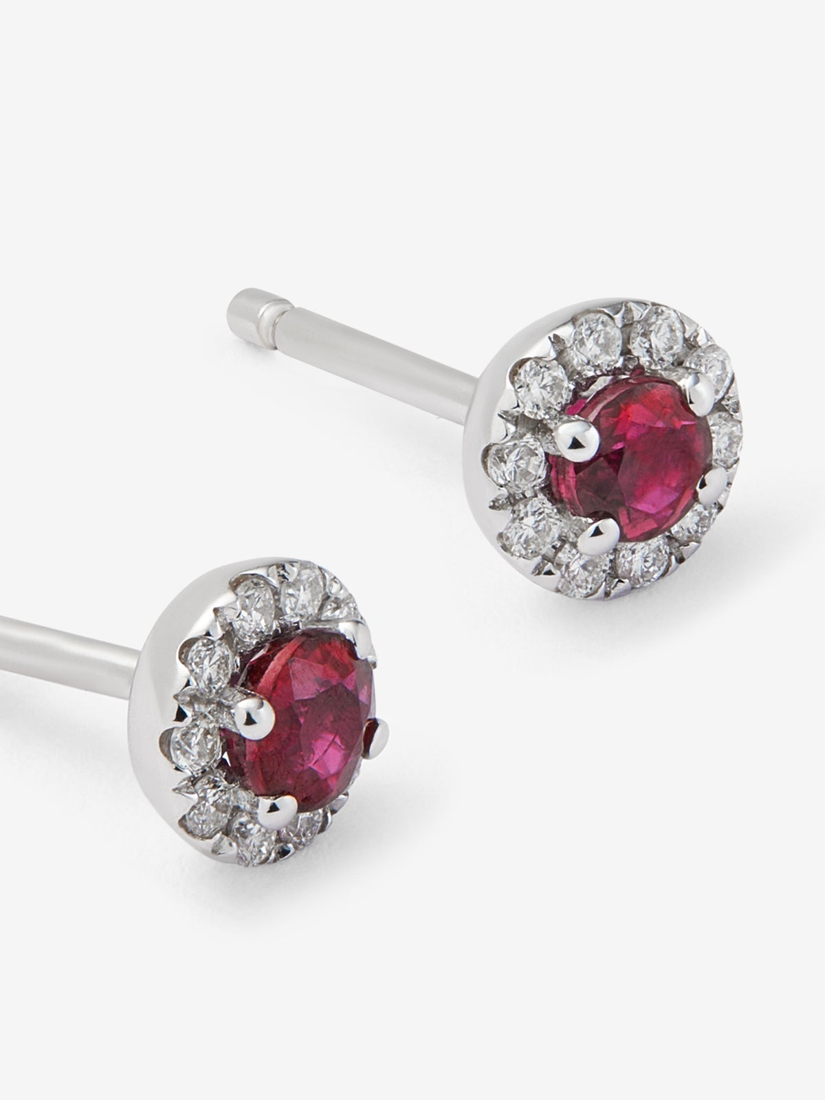 Pendientes de oro blanco de 18K con diamantes en talla brillante de 0,1 cts y rubíes rojos en talla brillante de 0,33 cts