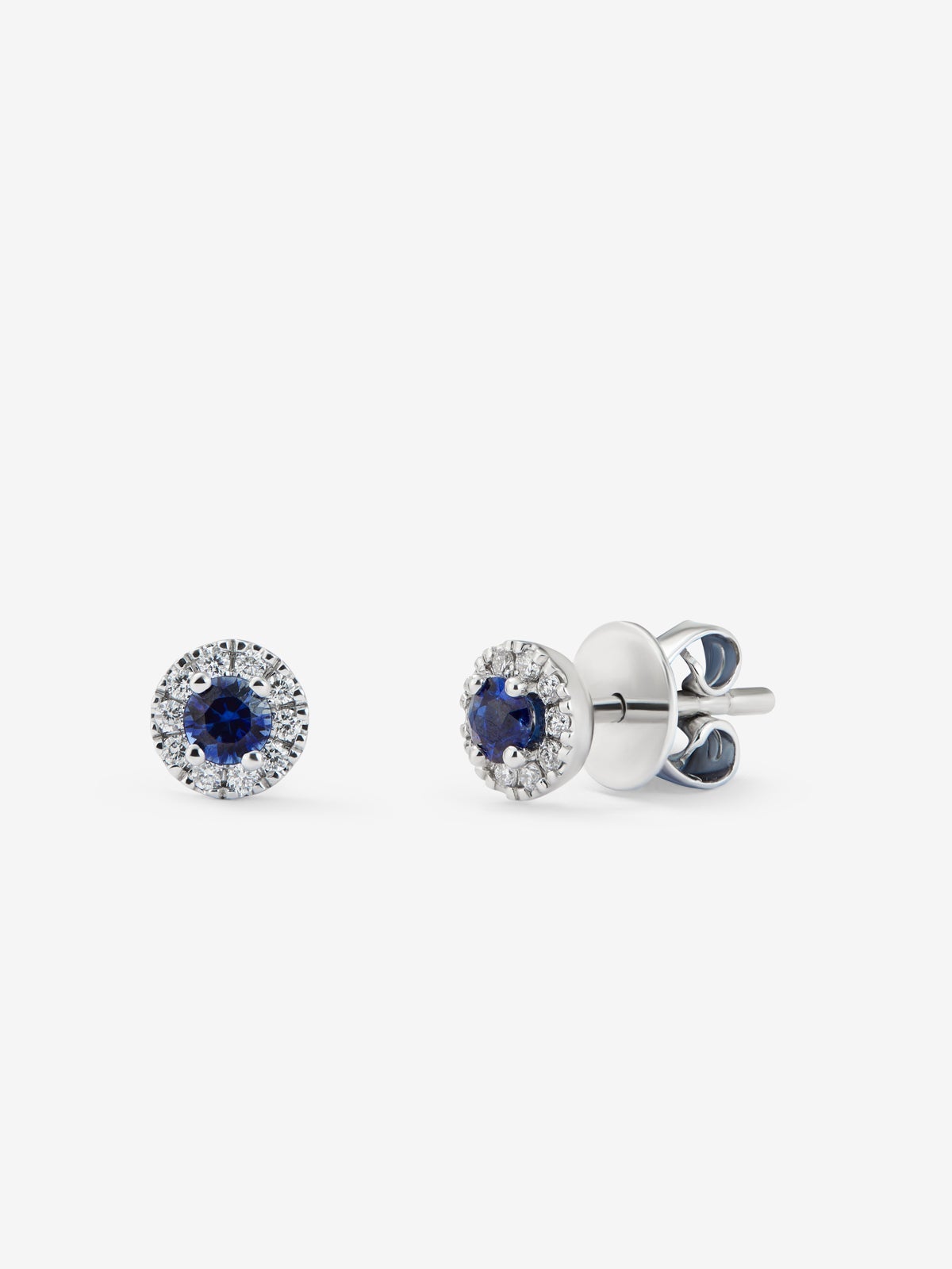 Pendientes de oro blanco de 18K con 2 zafiros azules en talla brillante con un total de 0,72 cts y diamantes en talla brillante con un total de 0,14 cts