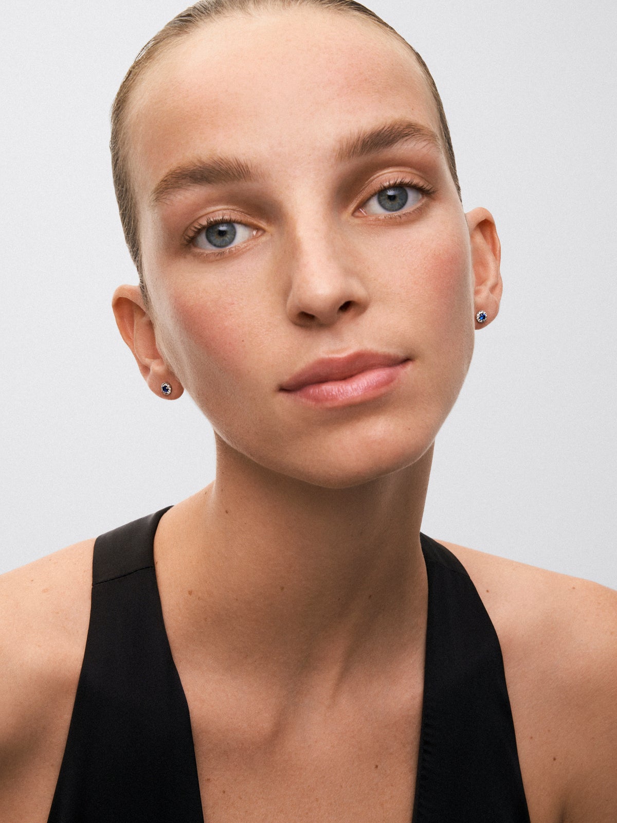 Pendientes de oro blanco de 18K con 2 zafiros azules en talla brillante con un total de 0,72 cts y diamantes en talla brillante con un total de 0,14 cts