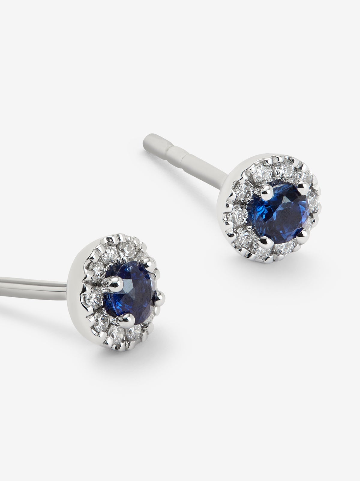 Pendientes de oro blanco de 18K con 2 zafiros azules en talla brillante con un total de 0,72 cts y diamantes en talla brillante con un total de 0,14 cts