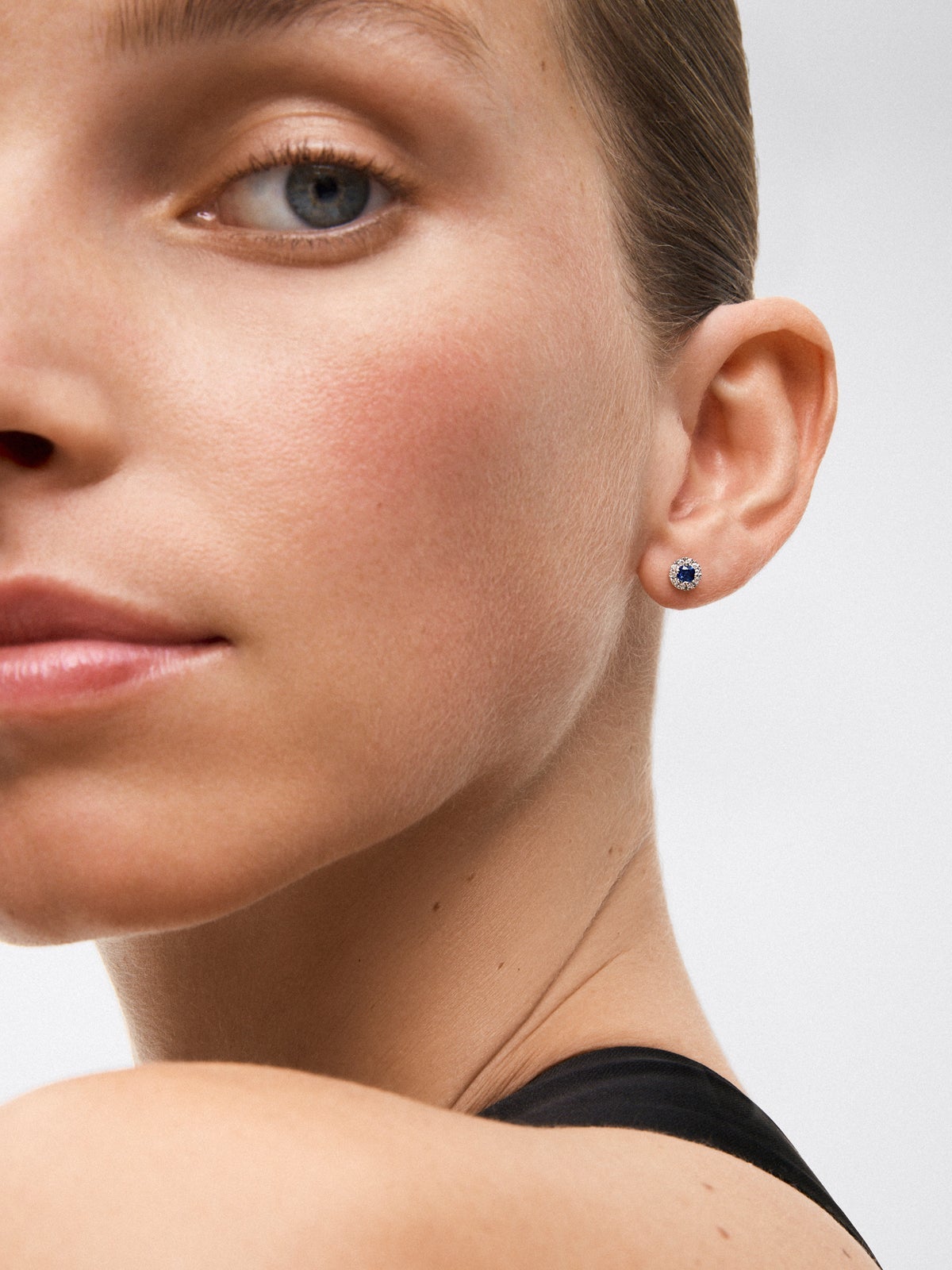 Pendientes de oro blanco de 18K con 2 zafiros azules en talla brillante con un total de 0,72 cts y diamantes en talla brillante con un total de 0,14 cts