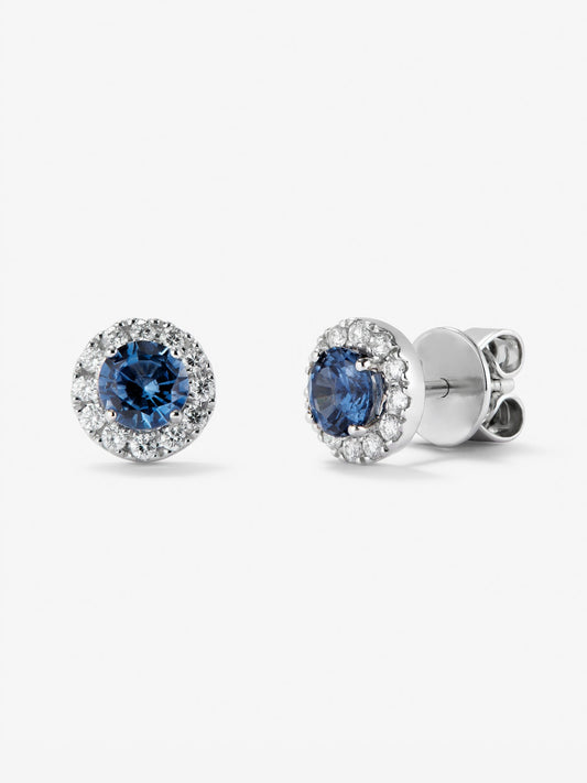 Pendientes de oro blanco de 18K con 2 zafiros azules en talla brillante de 1,20 cts y 20 diamantes en talla brillante con un total de 0,39 cts