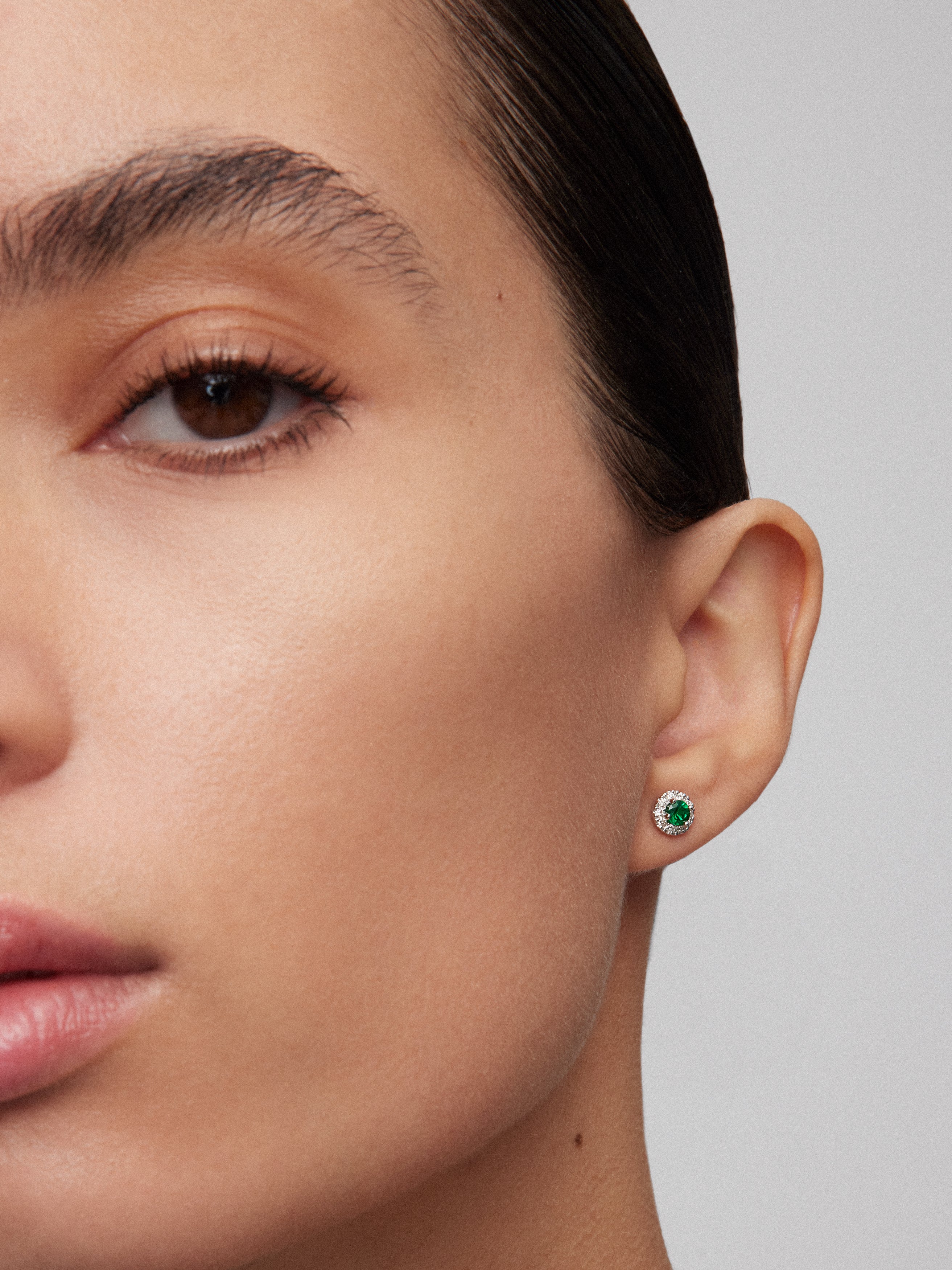 18K white gold earrings with emeralds