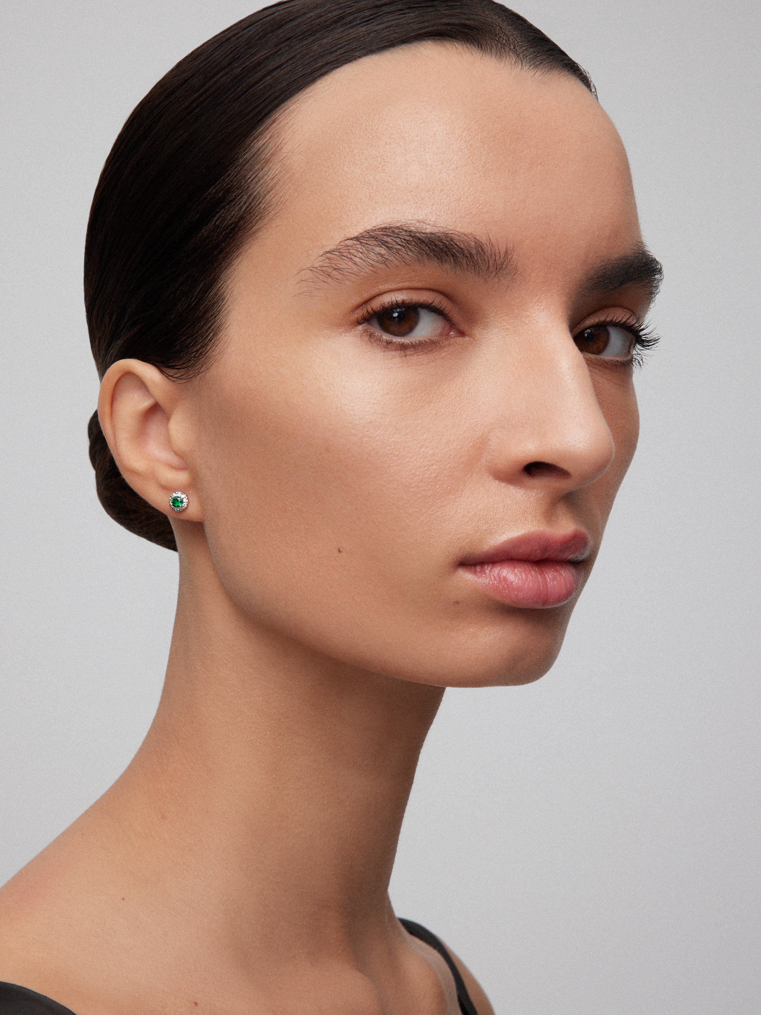 18K white gold earrings with emeralds