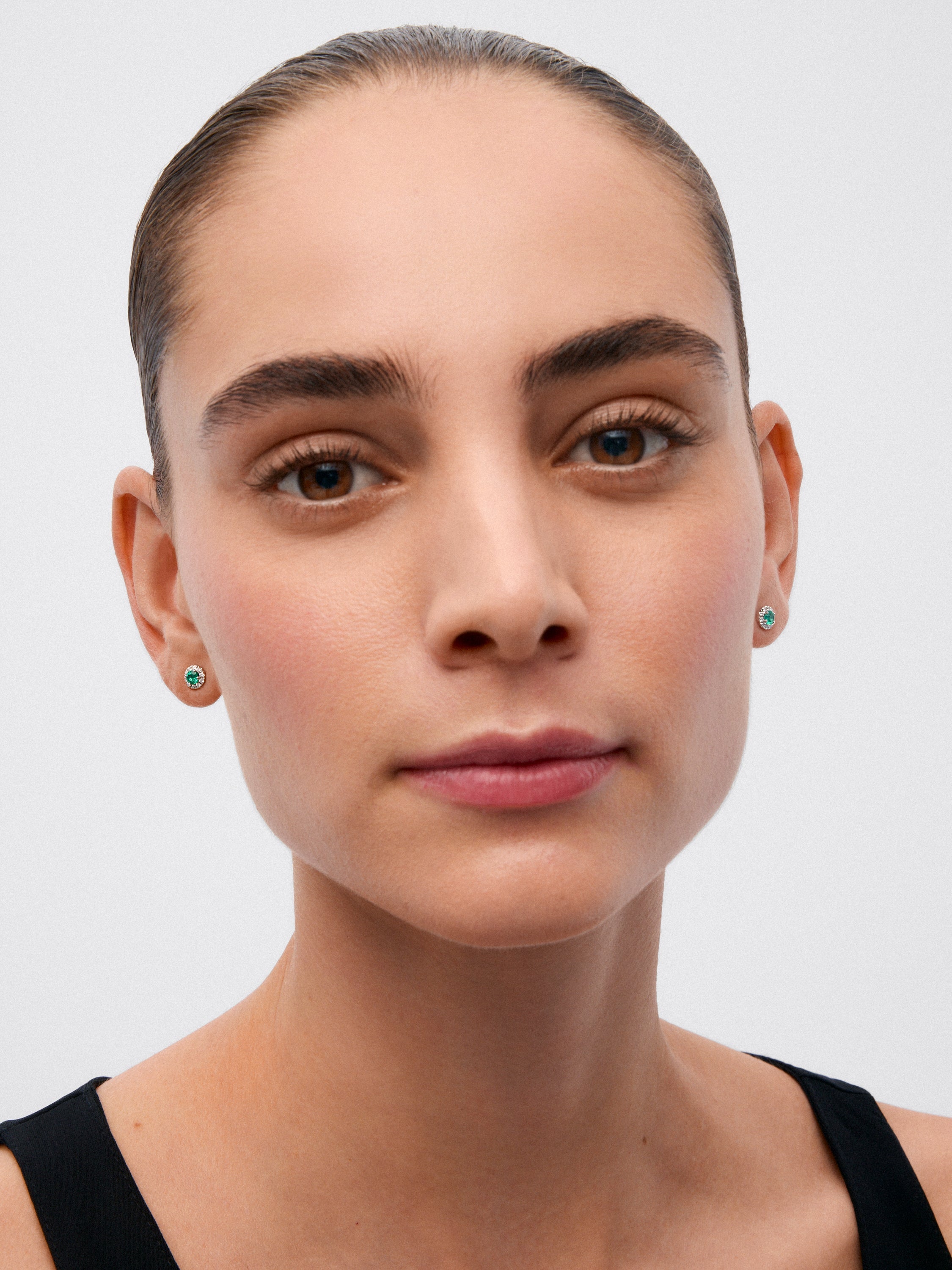 Pendientes de oro blanco de 18K con esmeraldas