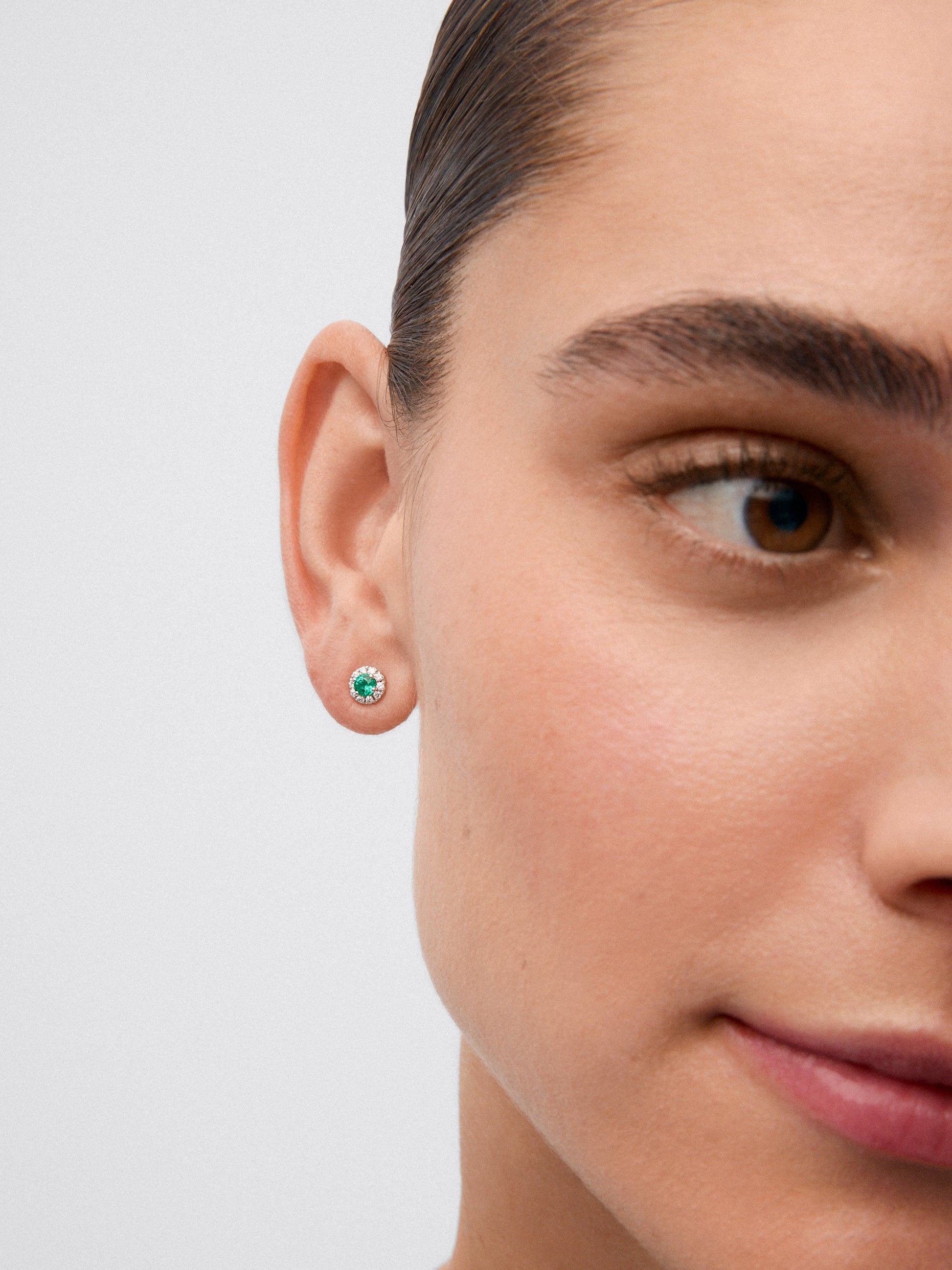 Pendientes de oro blanco de 18K con esmeraldas