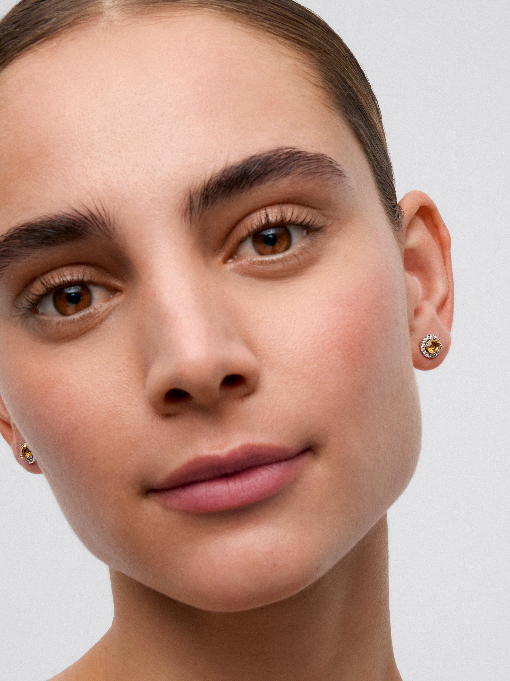 Pendientes de oro blanco de 18K con cuarzo citrino 0,82 cts y diamantes 0,17 cts