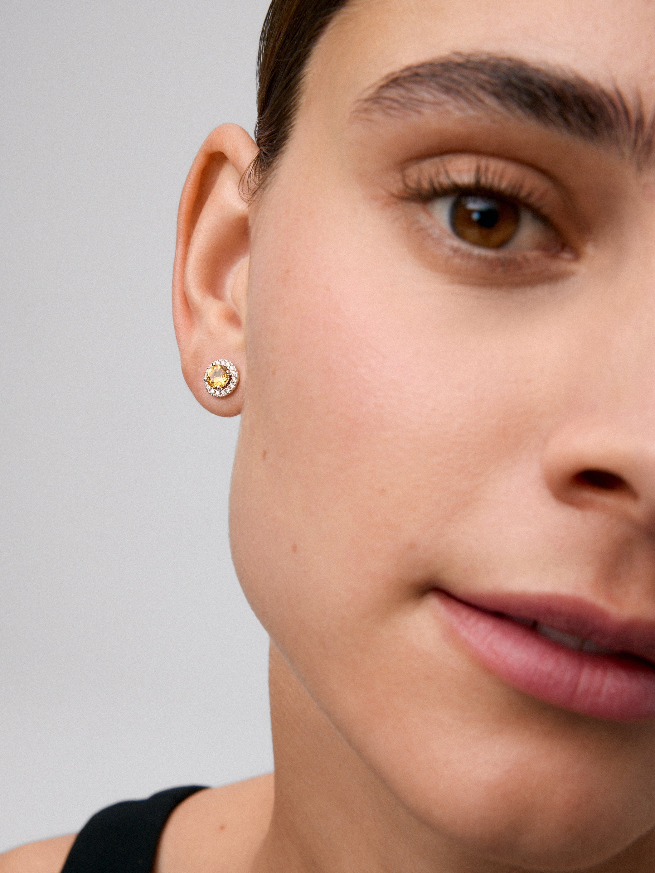 Pendientes de oro blanco de 18K con cuarzo citrino 0,82 cts y diamantes 0,17 cts