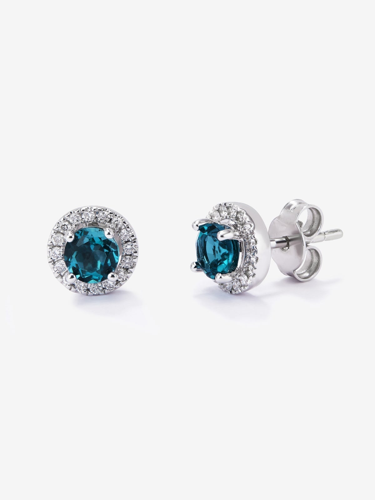 Pendientes de oro blanco de 18K con 2 topacios azul london con un total de 1,14 cts y 32 diamantes en talla brillante con un total de 0,17 cts