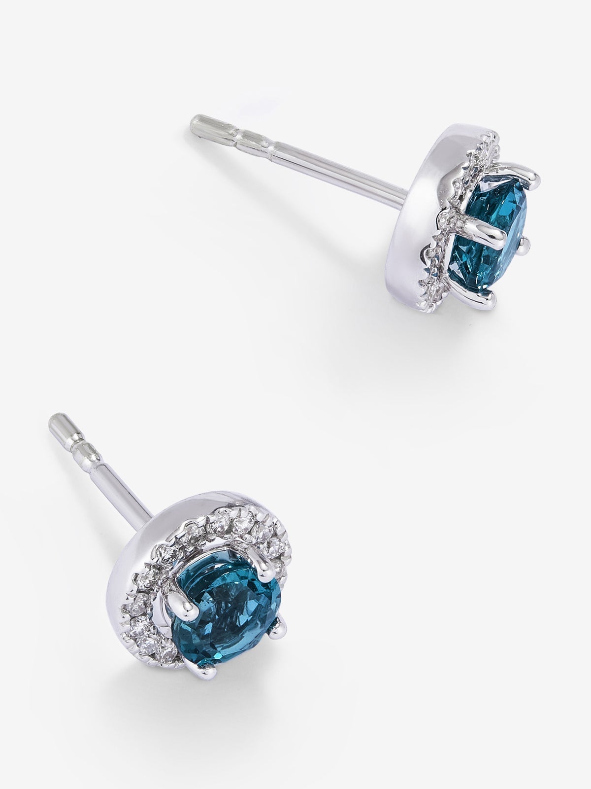 Pendientes de oro blanco de 18K con 2 topacios azul london con un total de 1,14 cts y 32 diamantes en talla brillante con un total de 0,17 cts