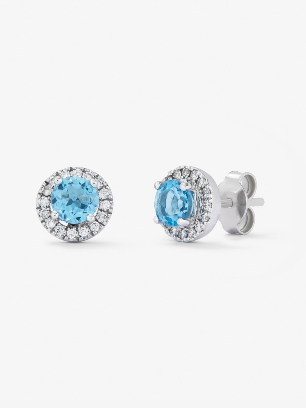 Pendientes de oro blanco de 18K con 28 diamantes en talla brillante con un total de 0,17 cts y 2 topacios azul swiss con un total de 1,26cts