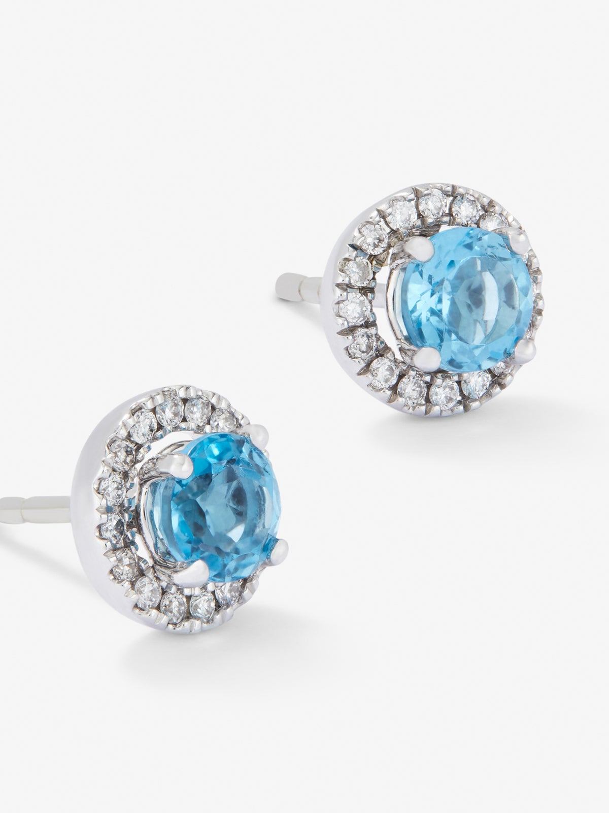 Pendientes de oro blanco de 18K con 28 diamantes en talla brillante con un total de 0,17 cts y 2 topacios azul swiss con un total de 1,26cts