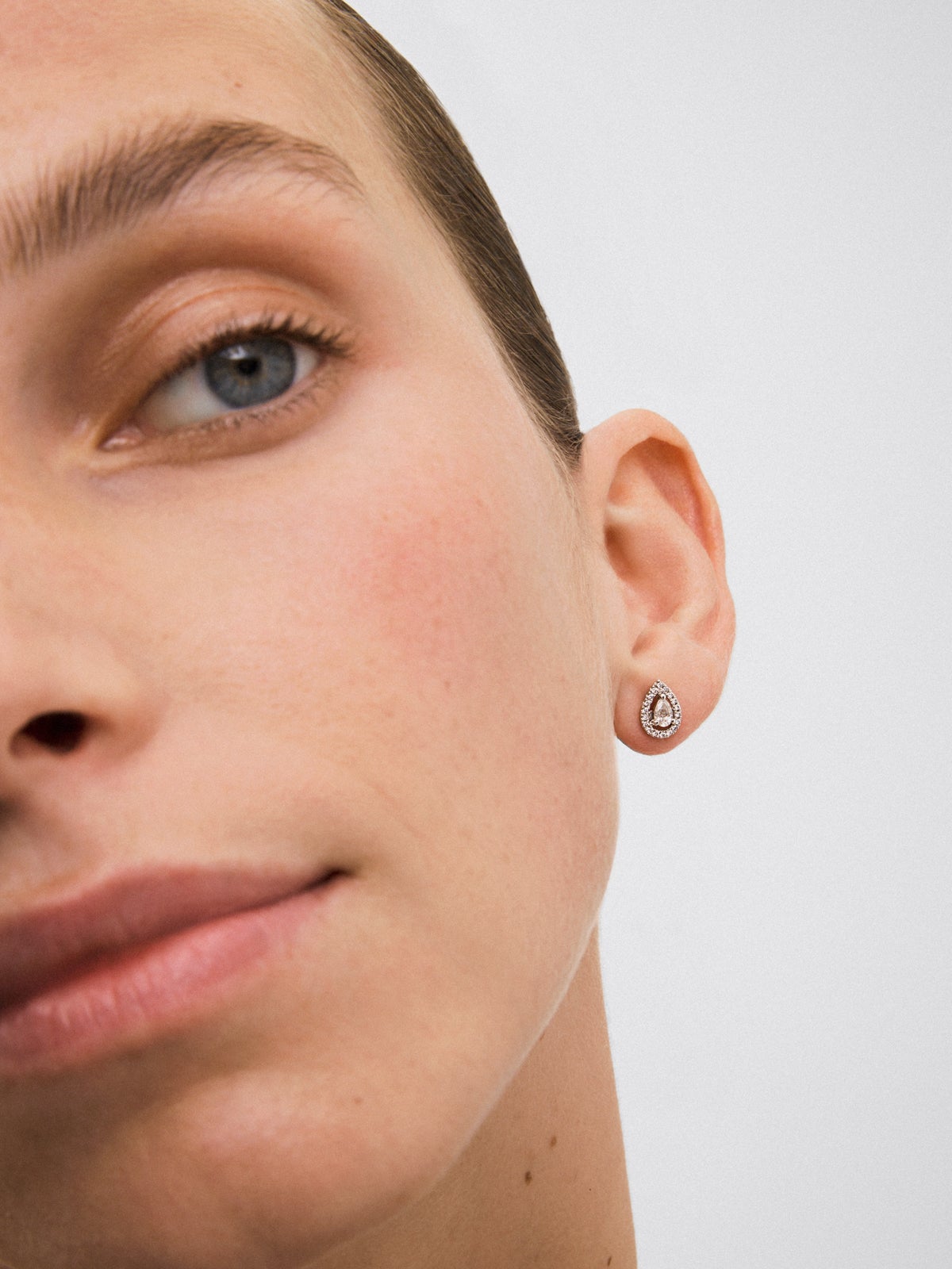 Pendientes de oro blanco de 18K con 2 diamantes en talla pera de 0,15 cts y diamantes en talla brillante con un total de 0,13 cts