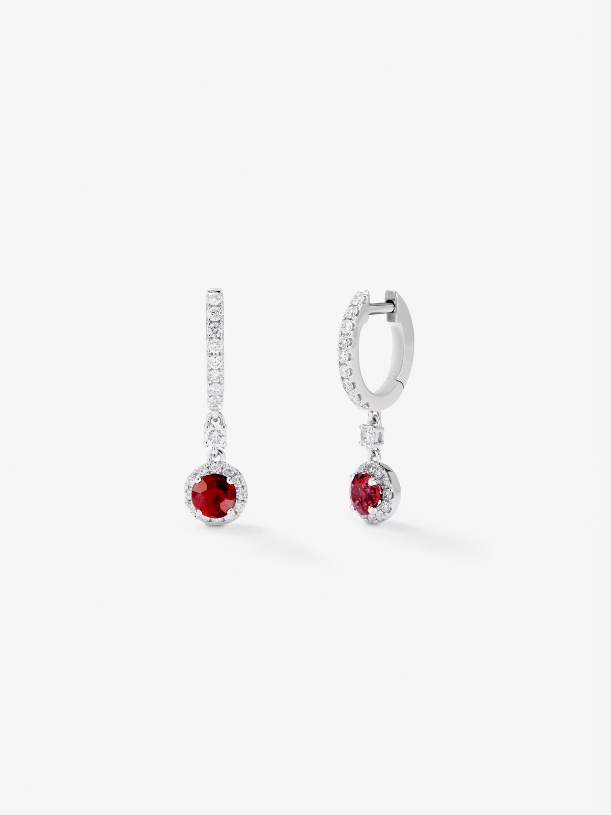 Pendientes de aro de oro blanco de 18K con rubíes rojos en talla brillante de 0,5 cts y diamantes blancos en talla brillante de 0,29 cts