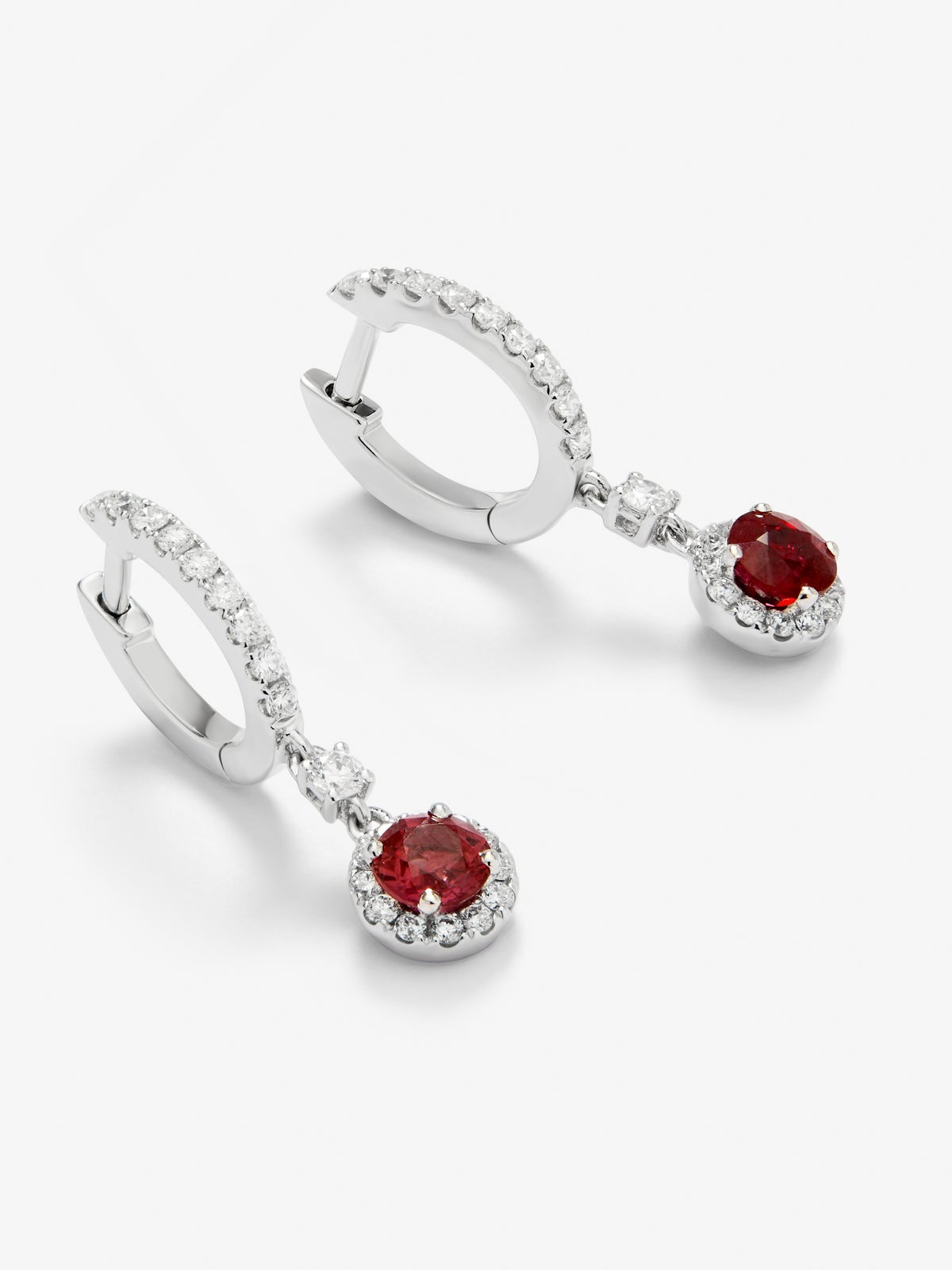Pendientes de aro de oro blanco de 18K con rubíes rojos en talla brillante de 0,5 cts y diamantes blancos en talla brillante de 0,29 cts
