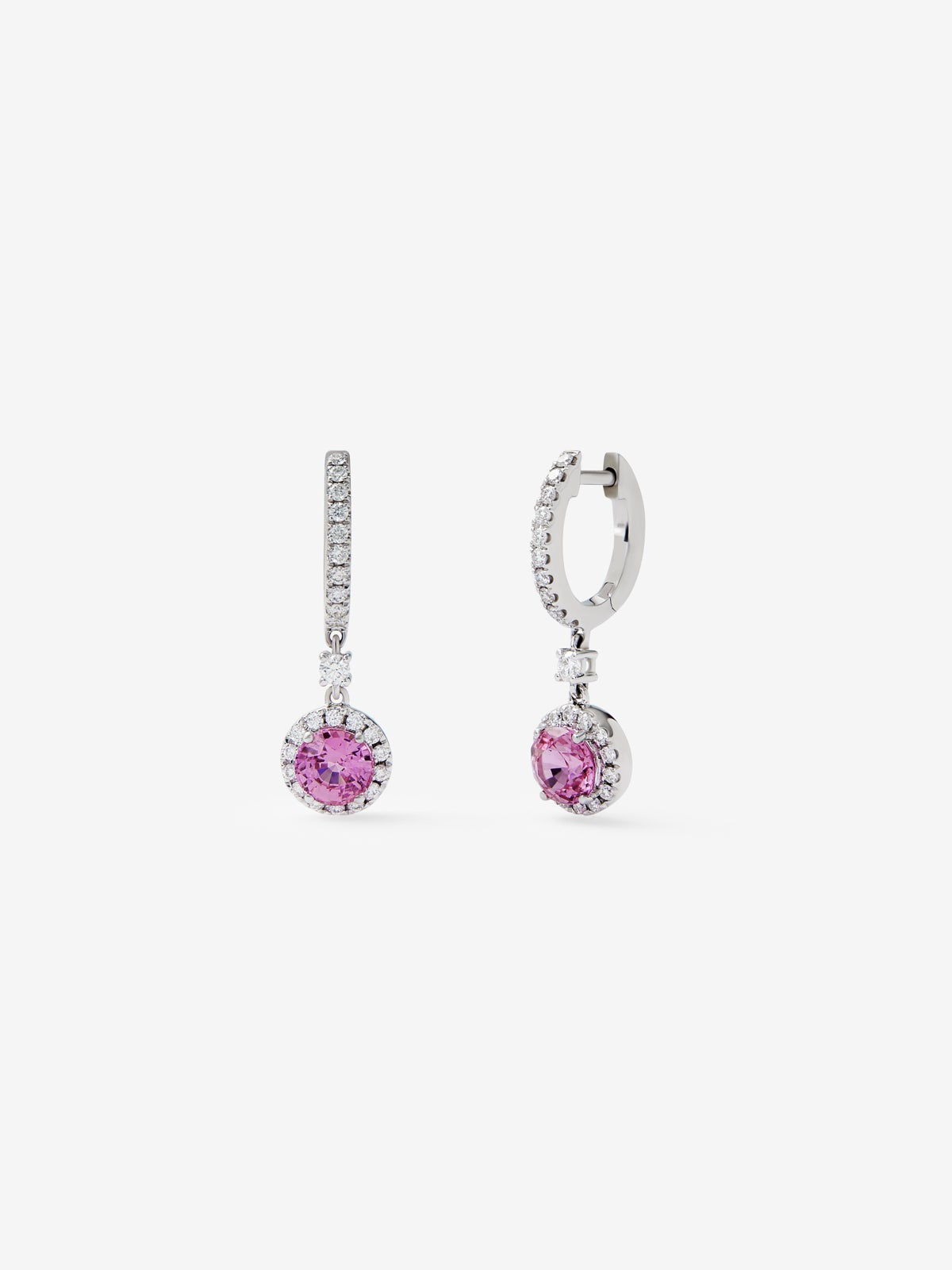 Pendientes de oro blanco de 18K con zafiros rosas en talla brillante con un total de 1,81 cts y 50 diamantes en talla brillante con un total de 0,45 cts