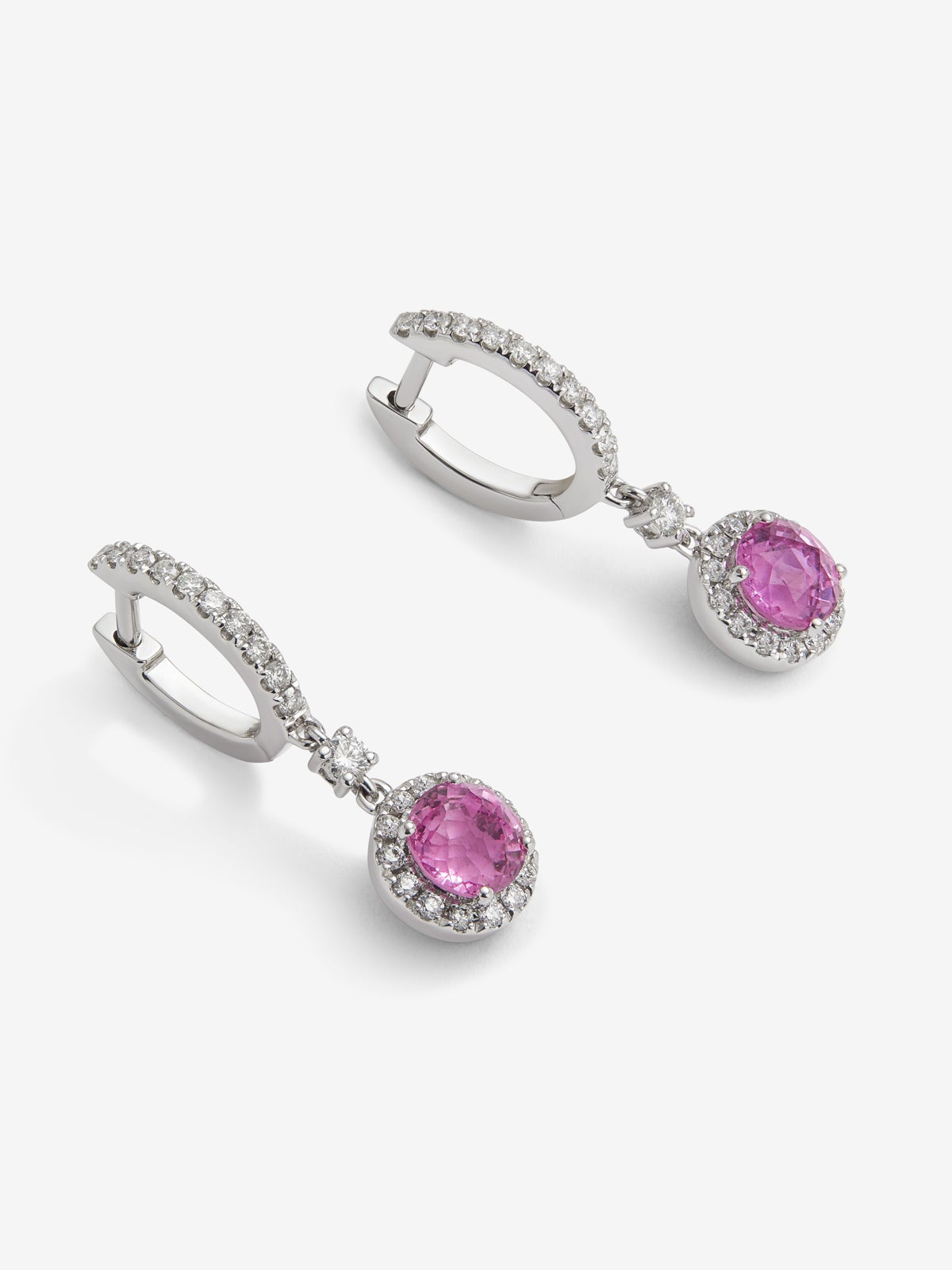 Pendientes de oro blanco de 18K con zafiros rosas en talla brillante con un total de 1,81 cts y 50 diamantes en talla brillante con un total de 0,45 cts