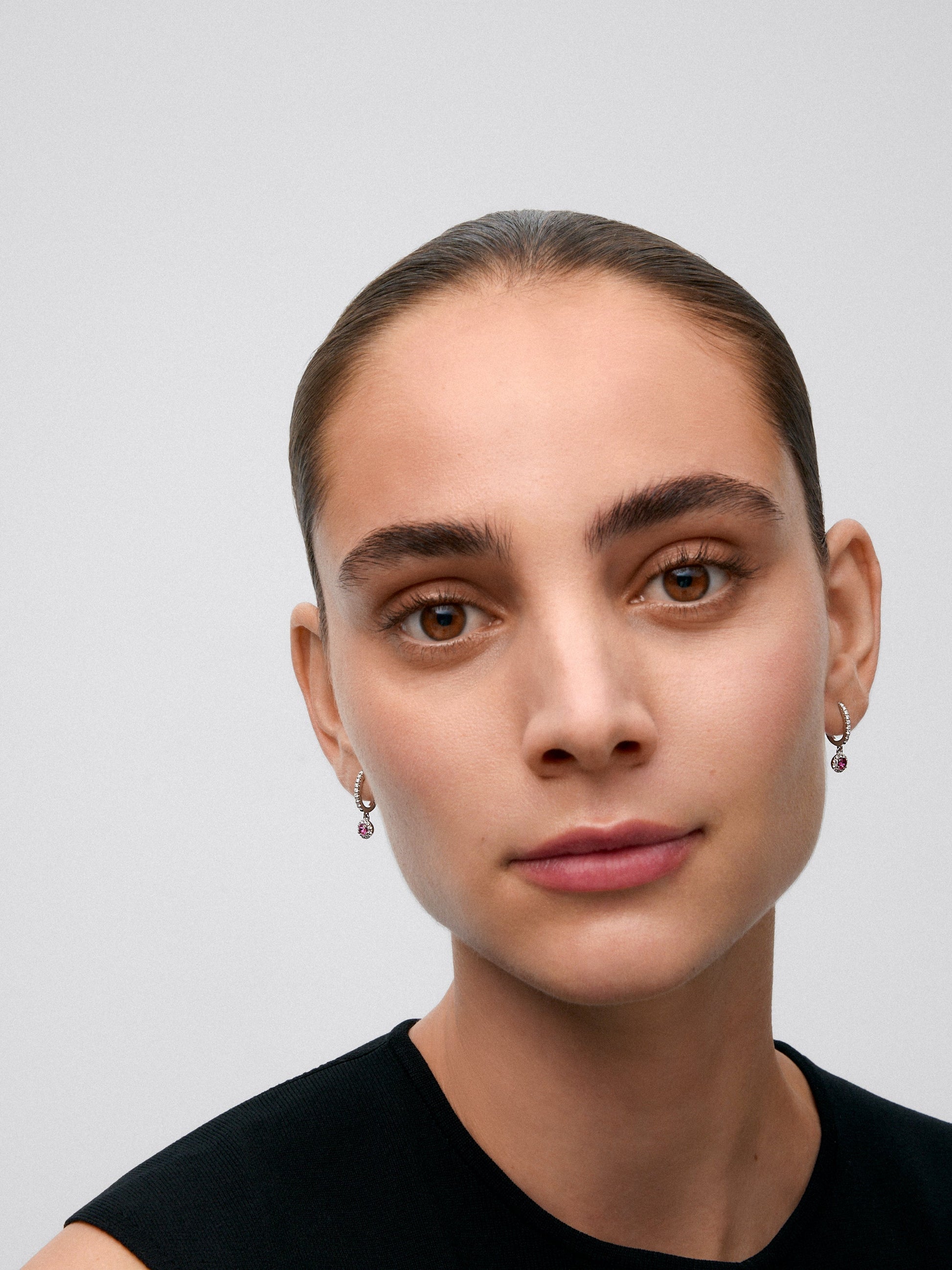 Pendientes de aro de oro blanco de 18K con 2 rubíes rojos en talla brillante con un total de 0,73 cts y 38 diamantes en talla brillante con un total de 0,3 cts