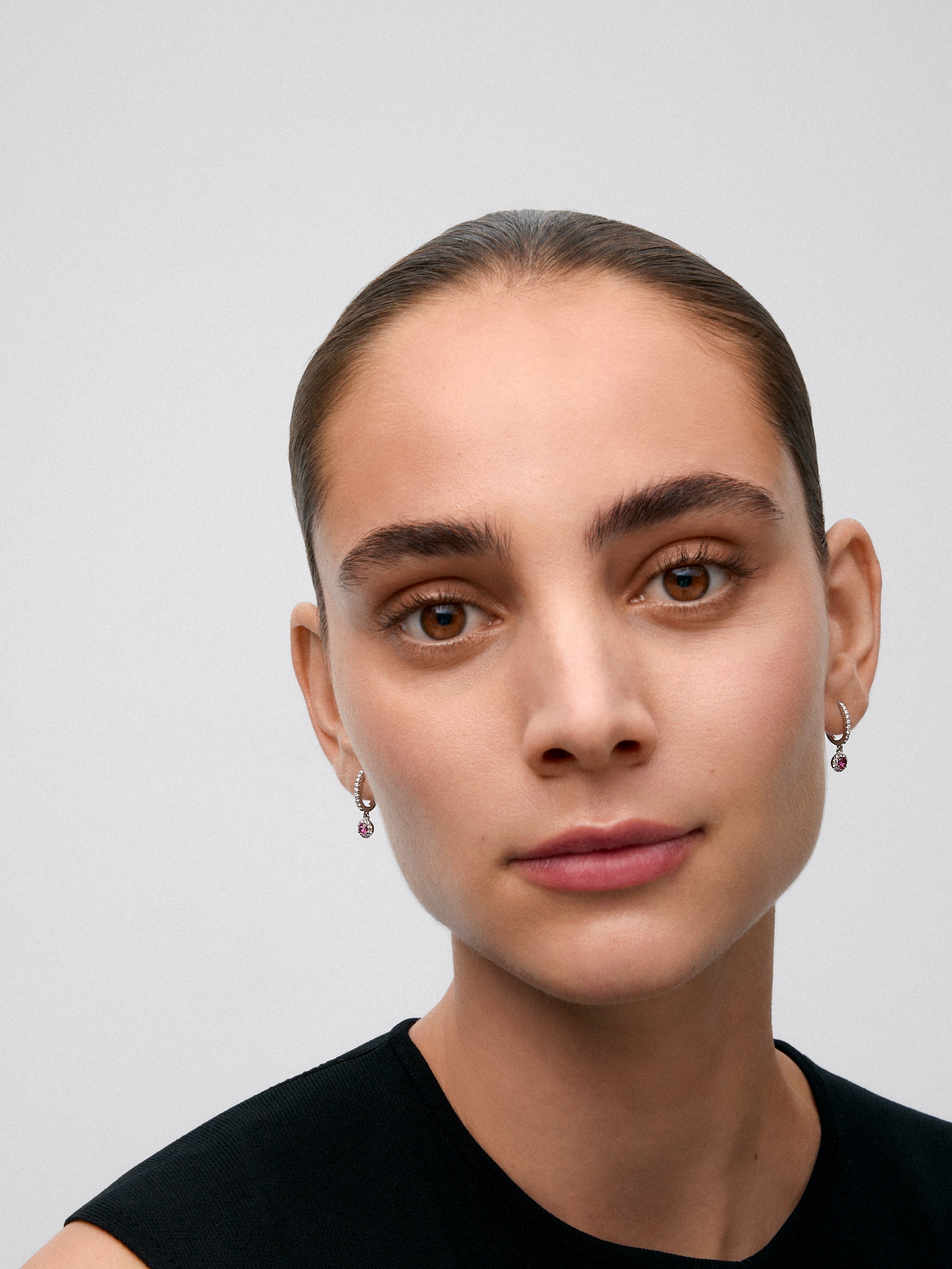 Pendientes de aro de oro blanco de 18K con 2 rubíes rojos en talla brillante con un total de 0,73 cts y 38 diamantes en talla brillante con un total de 0,3 cts