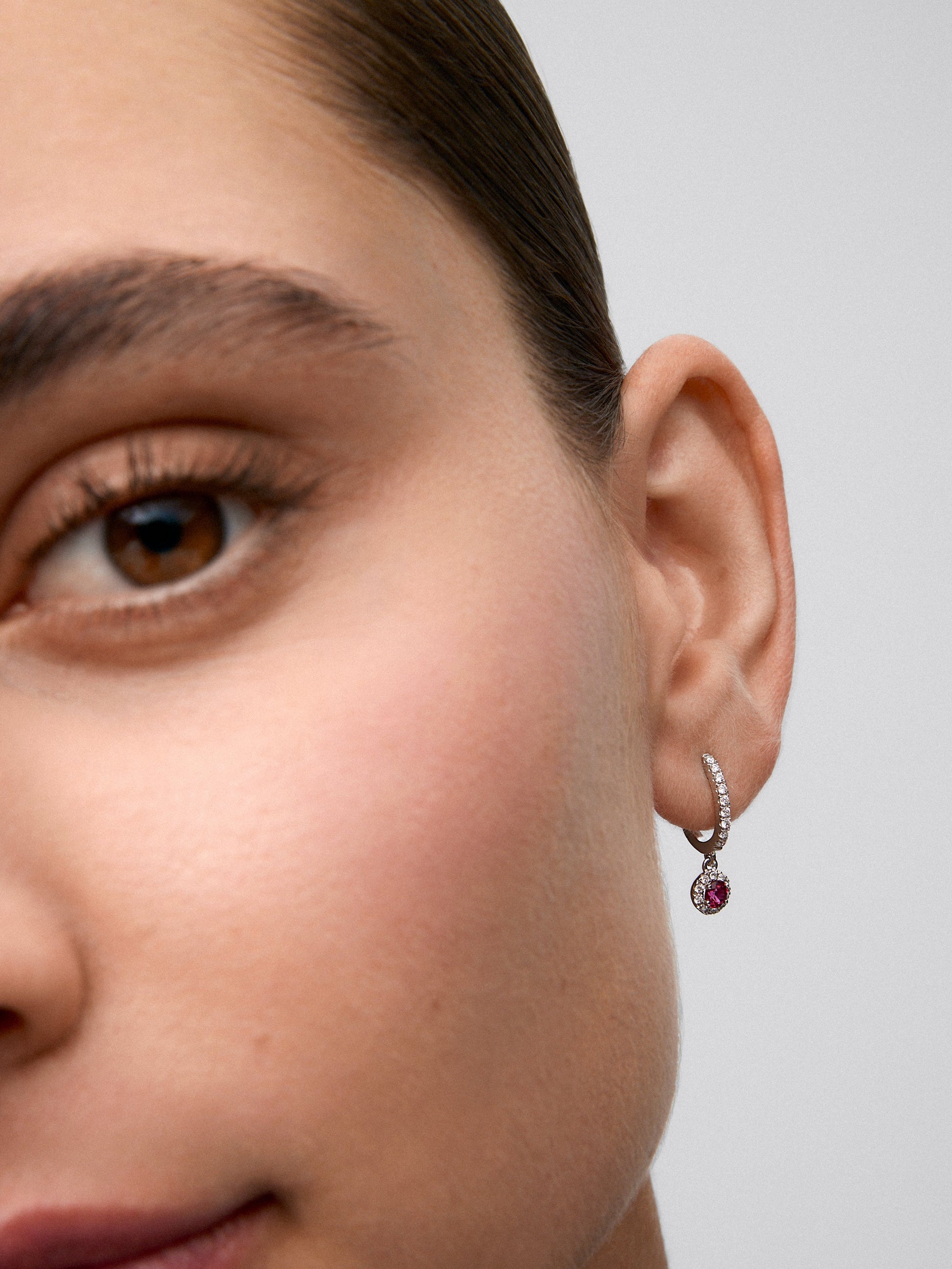 Pendientes de aro de oro blanco de 18K con 2 rubíes rojos en talla brillante con un total de 0,73 cts y 38 diamantes en talla brillante con un total de 0,3 cts