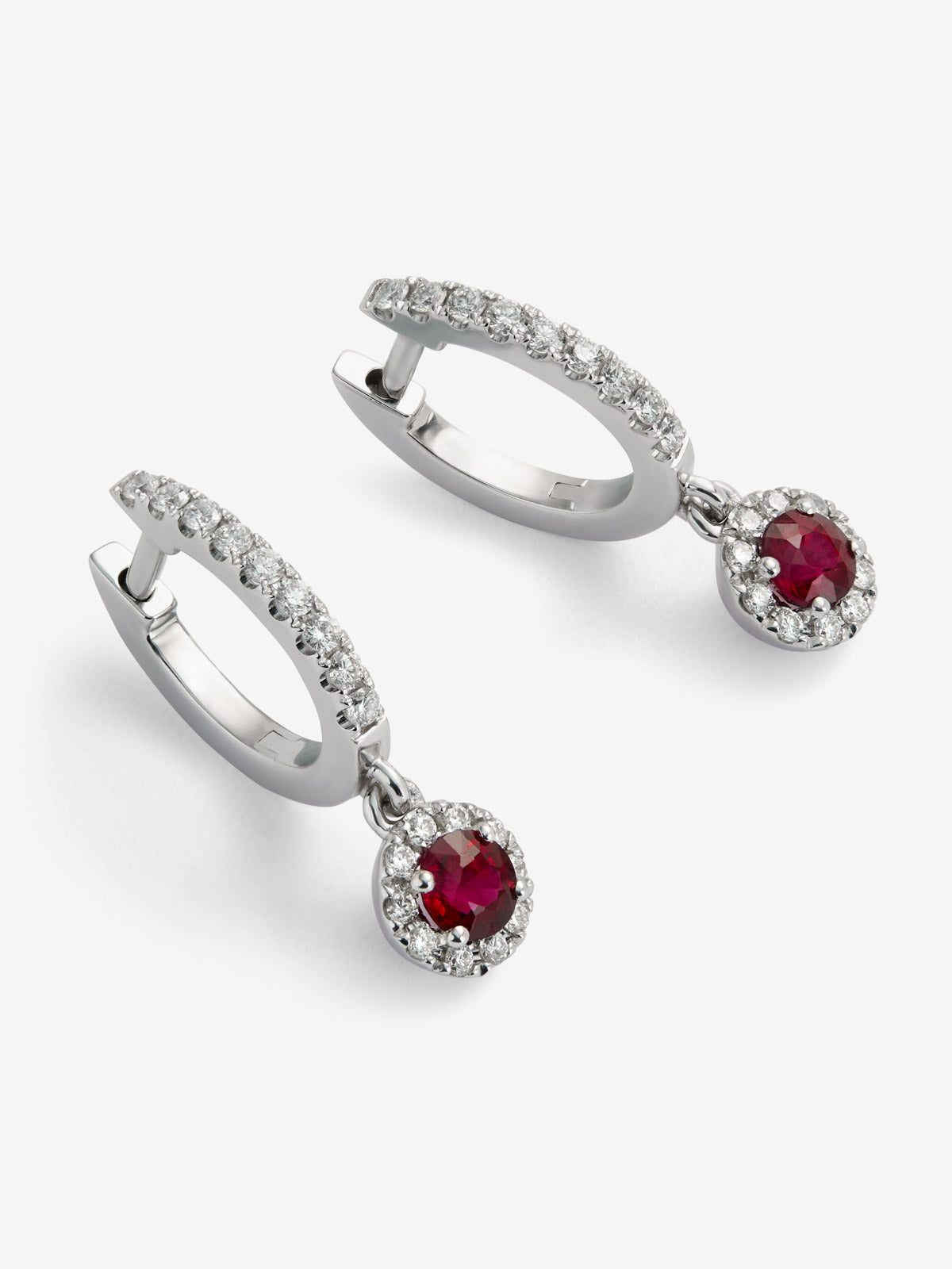 Pendientes de aro de oro blanco de 18K con 2 rubíes rojos en talla brillante con un total de 0,73 cts y 38 diamantes en talla brillante con un total de 0,3 cts