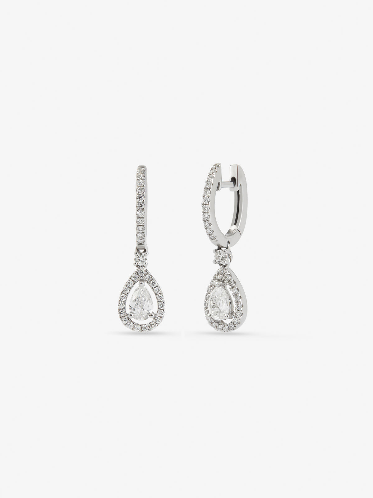 Pendientes de aro de oro blanco de 18K con 48 diamantes en talla brillante con un total de 0,4 cts y 2 diamantes en talla pera con un total de 0,3 cts