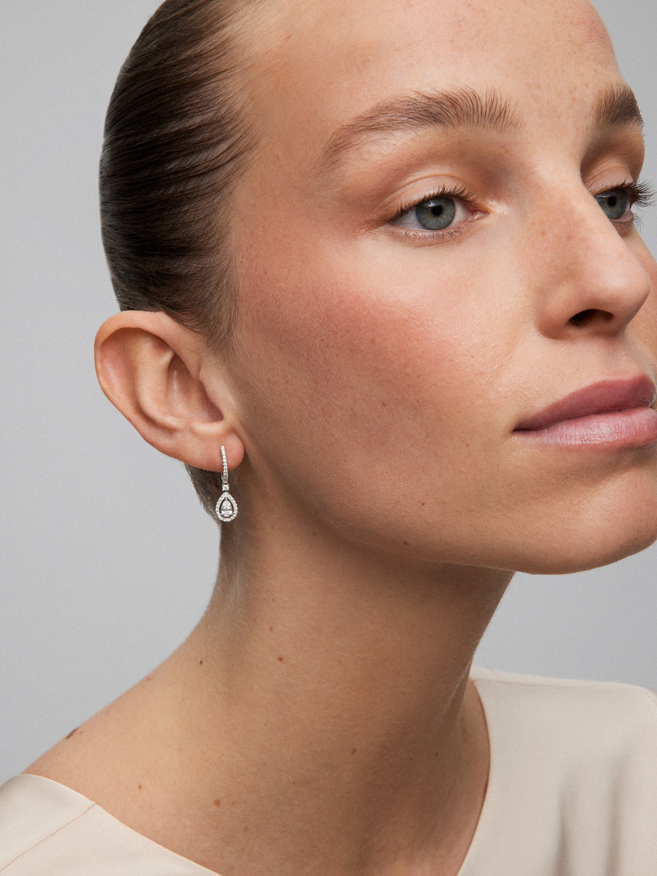Pendientes de aro de oro blanco de 18K con 48 diamantes en talla brillante con un total de 0,4 cts y 2 diamantes en talla pera con un total de 0,3 cts