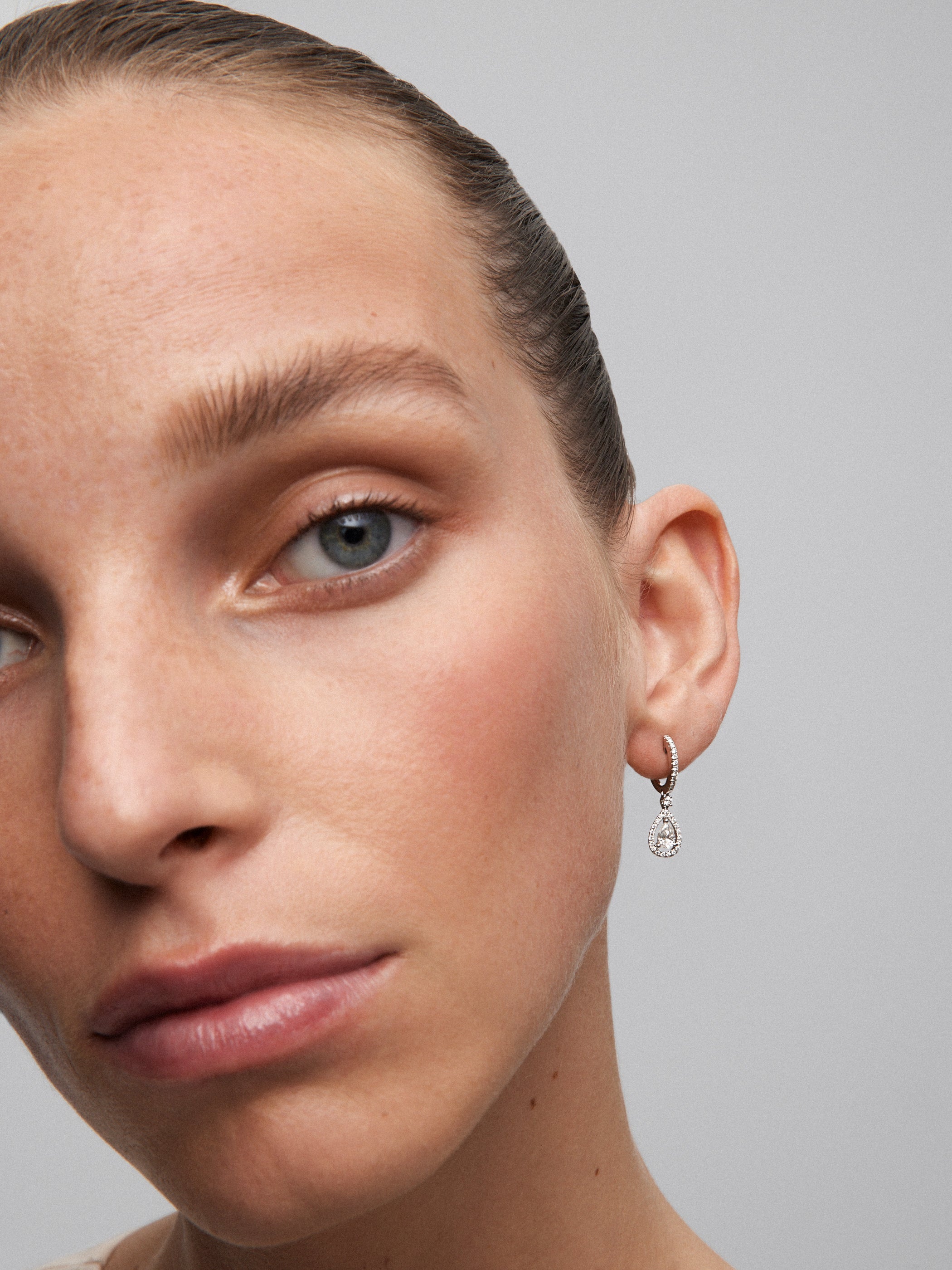 Pendientes de aro de oro blanco de 18K con 48 diamantes en talla brillante con un total de 0,4 cts y 2 diamantes en talla pera con un total de 0,3 cts