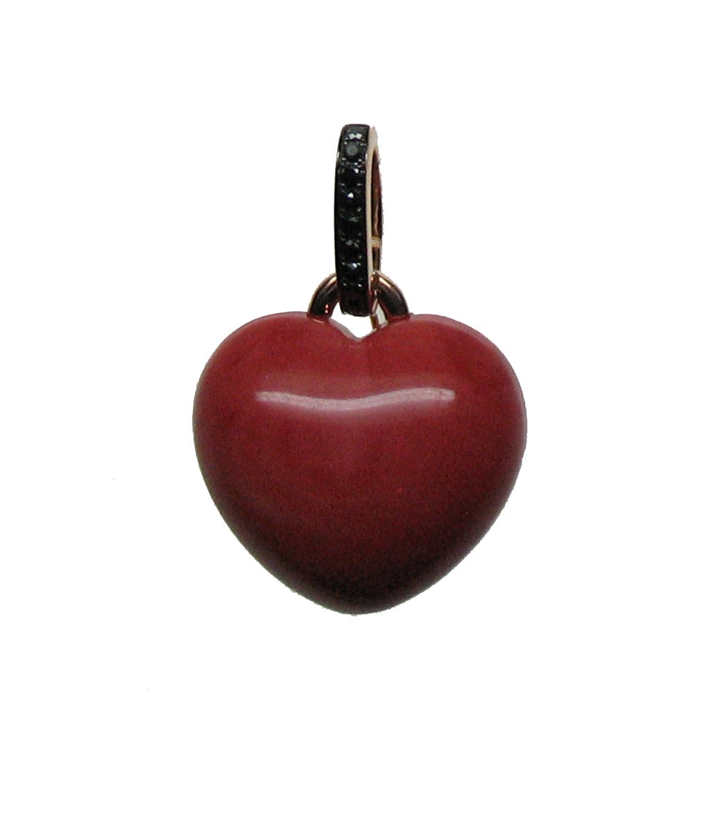 Colgante de oro rosa de 18K y coral rojo en talla corazón