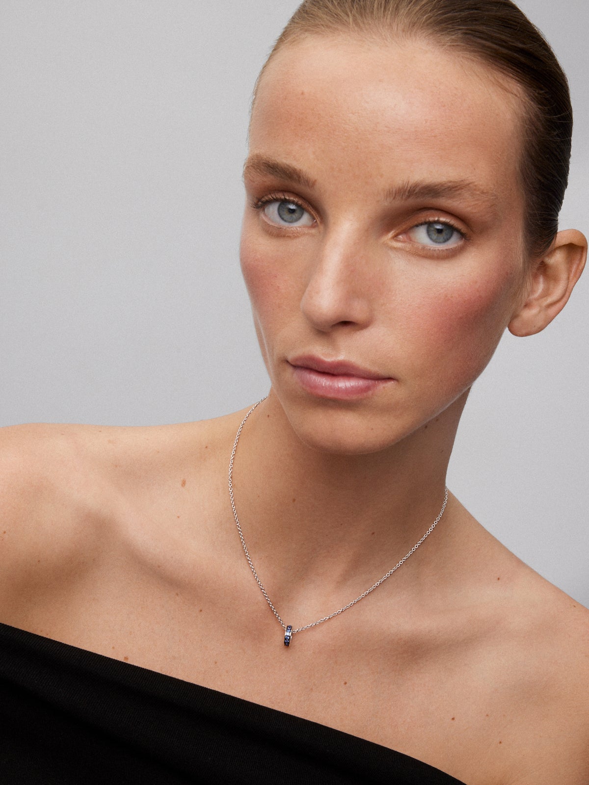 Colgante de plata 925 con zafiros azules en talla brillante de 0,68 cts