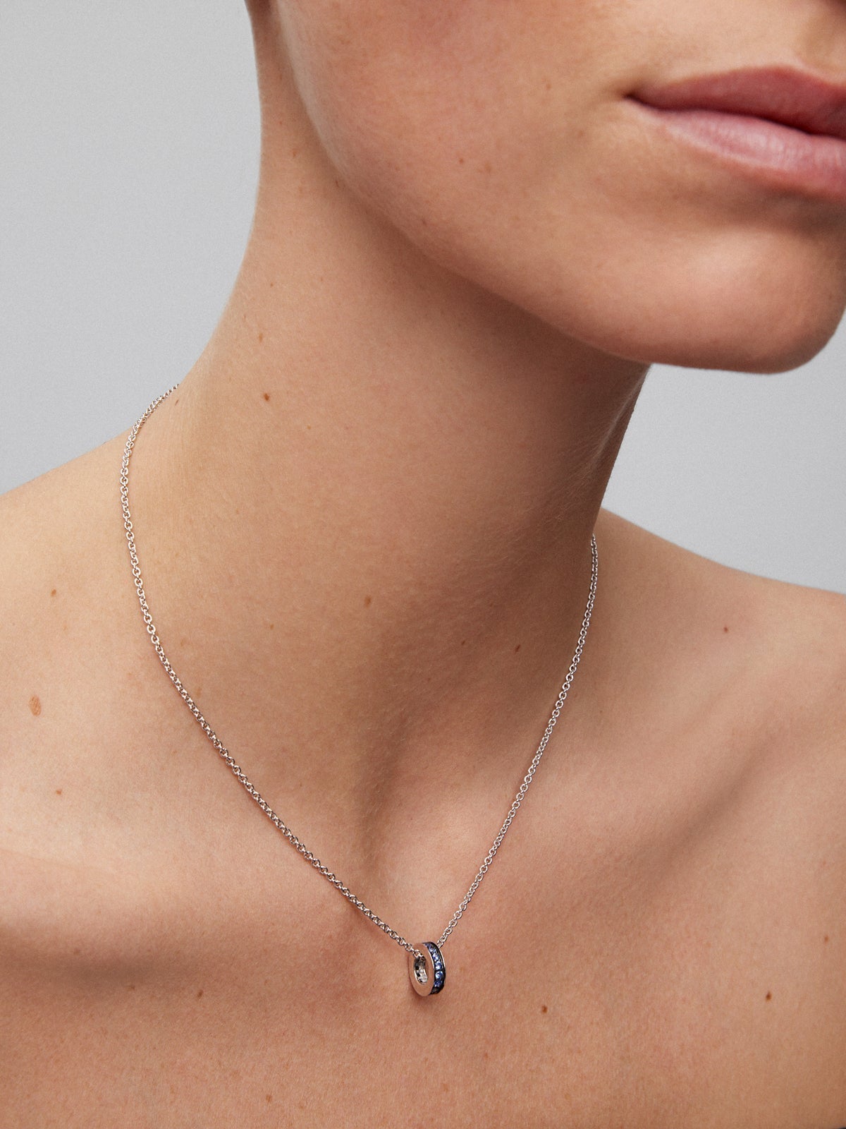 Colgante de plata 925 con zafiros azules en talla brillante de 0,68 cts