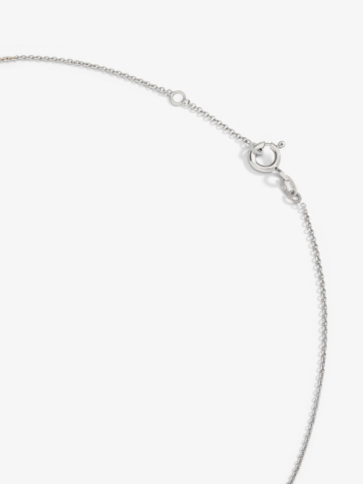 Colgante solitario de oro blanco de 18K con diamante en talla brillante de 0,1 cts