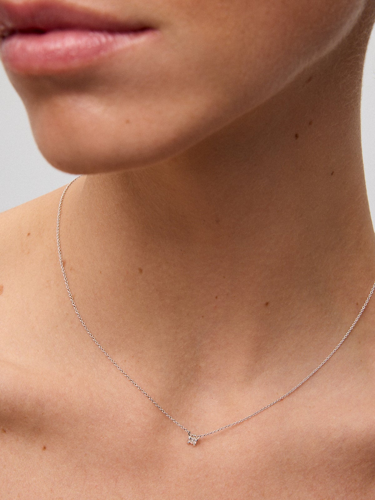 Colgante de oro blanco de 18K con diamante en talla brillante con un total de 0,30 cts