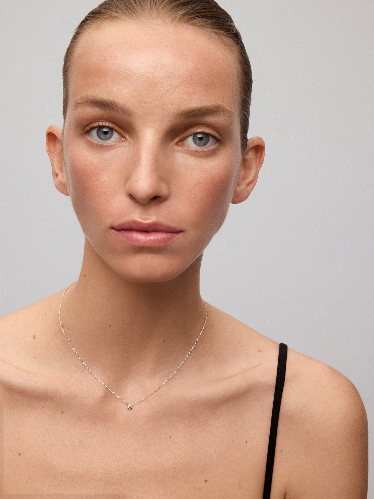 Colgante solitario de oro blanco de 18K con diamante en talla brillante de 0,1 cts