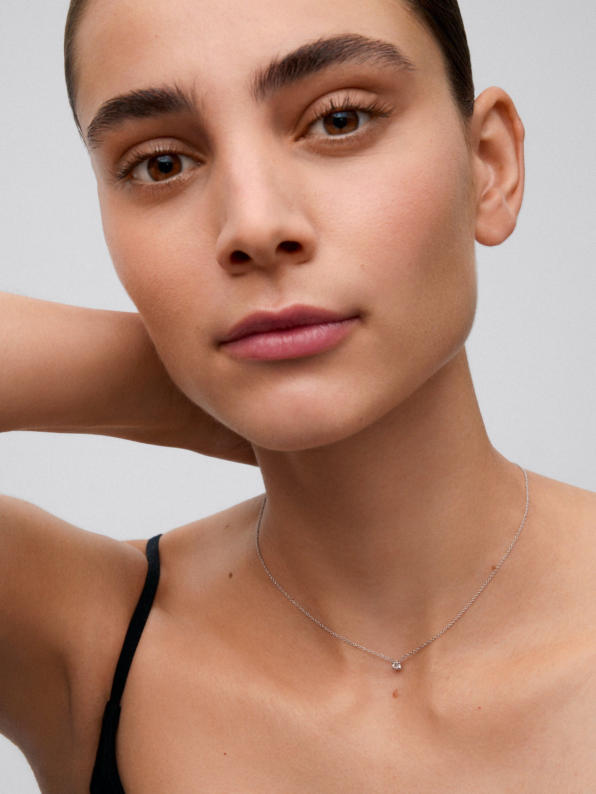 Colgante cadena de oro blanco de 18K con diamante solitario