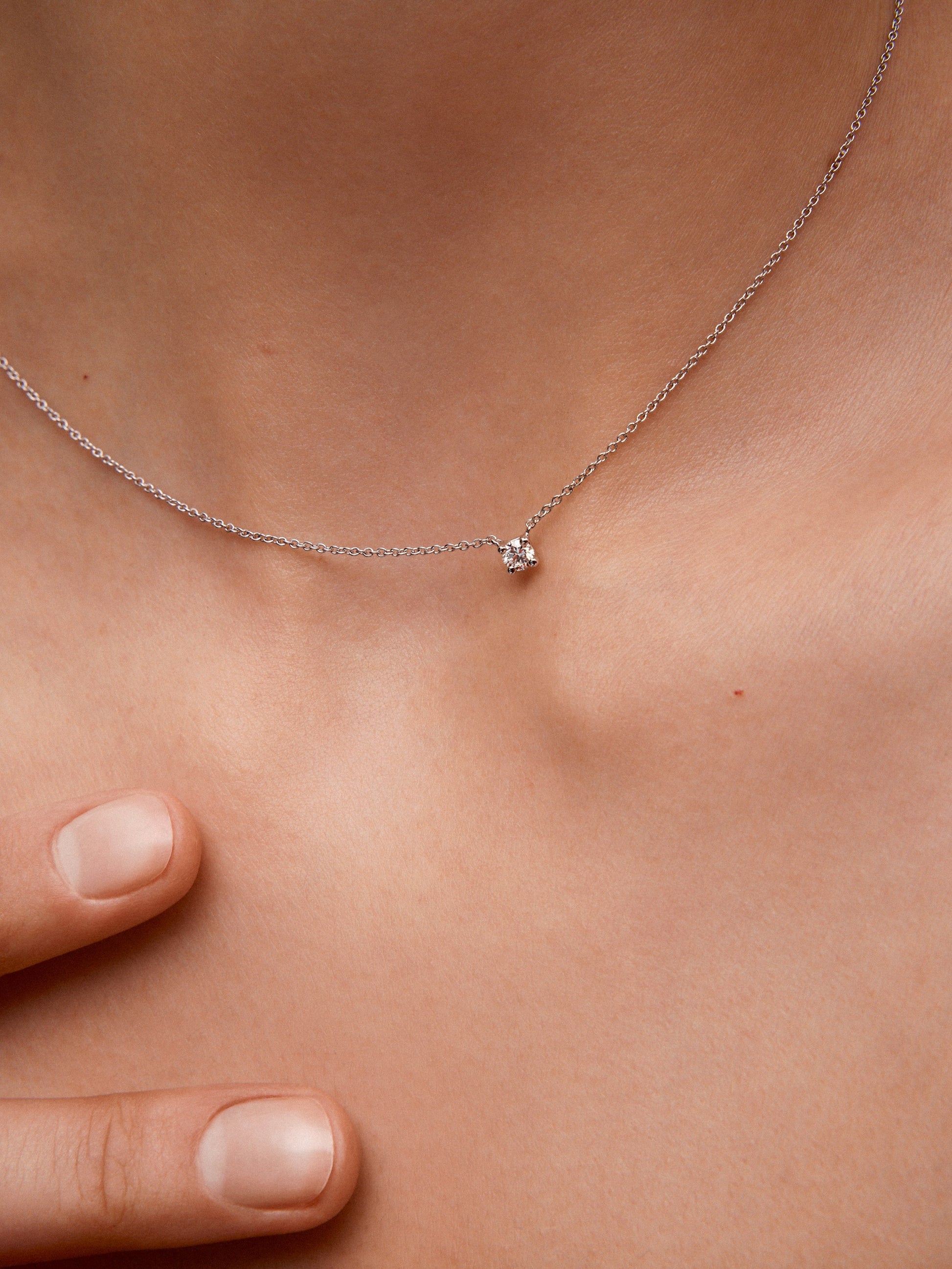 Colgante cadena de oro blanco de 18K con diamante solitario