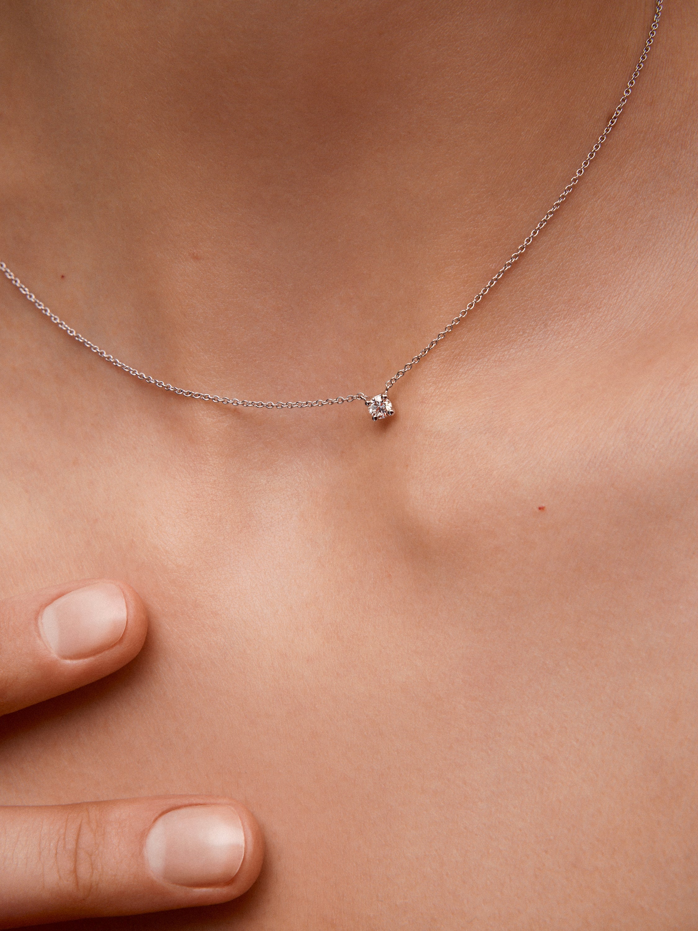 Colgante cadena de oro blanco de 18K con diamante solitario