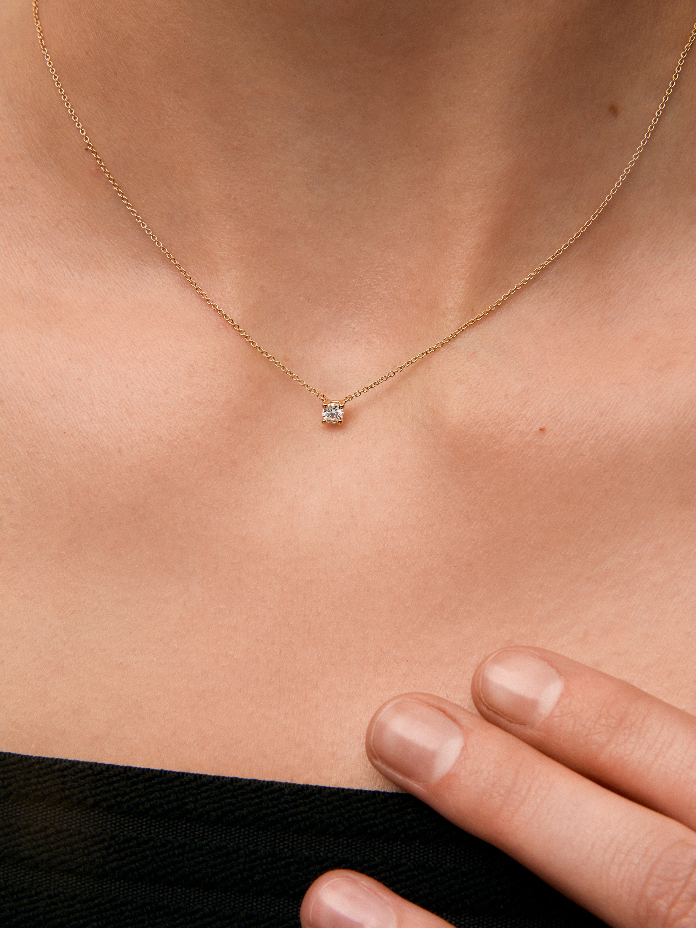 Colgante solitario de oro amarillo de 18K con diamante en talla brillante de 0,15 cts