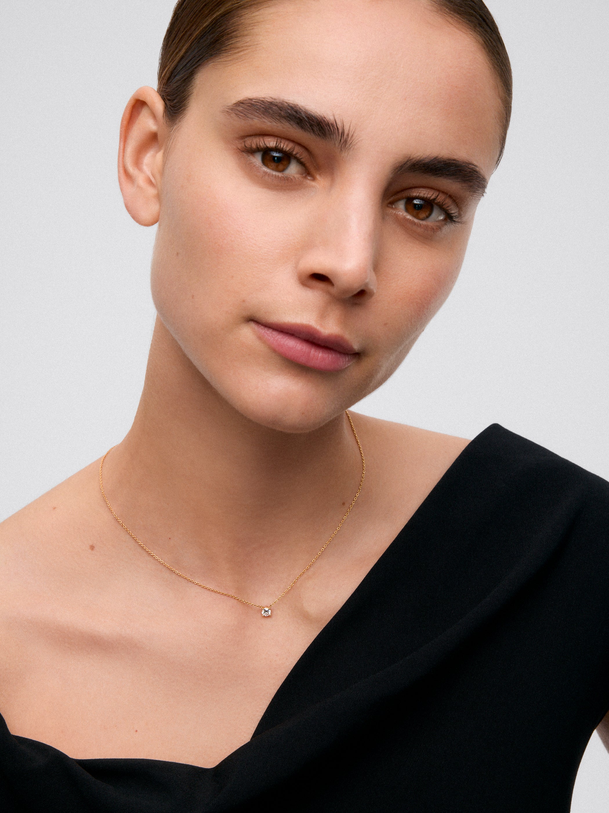 18K yellow gold necklace with a 0.30 ct brilliant-cut central diamond.