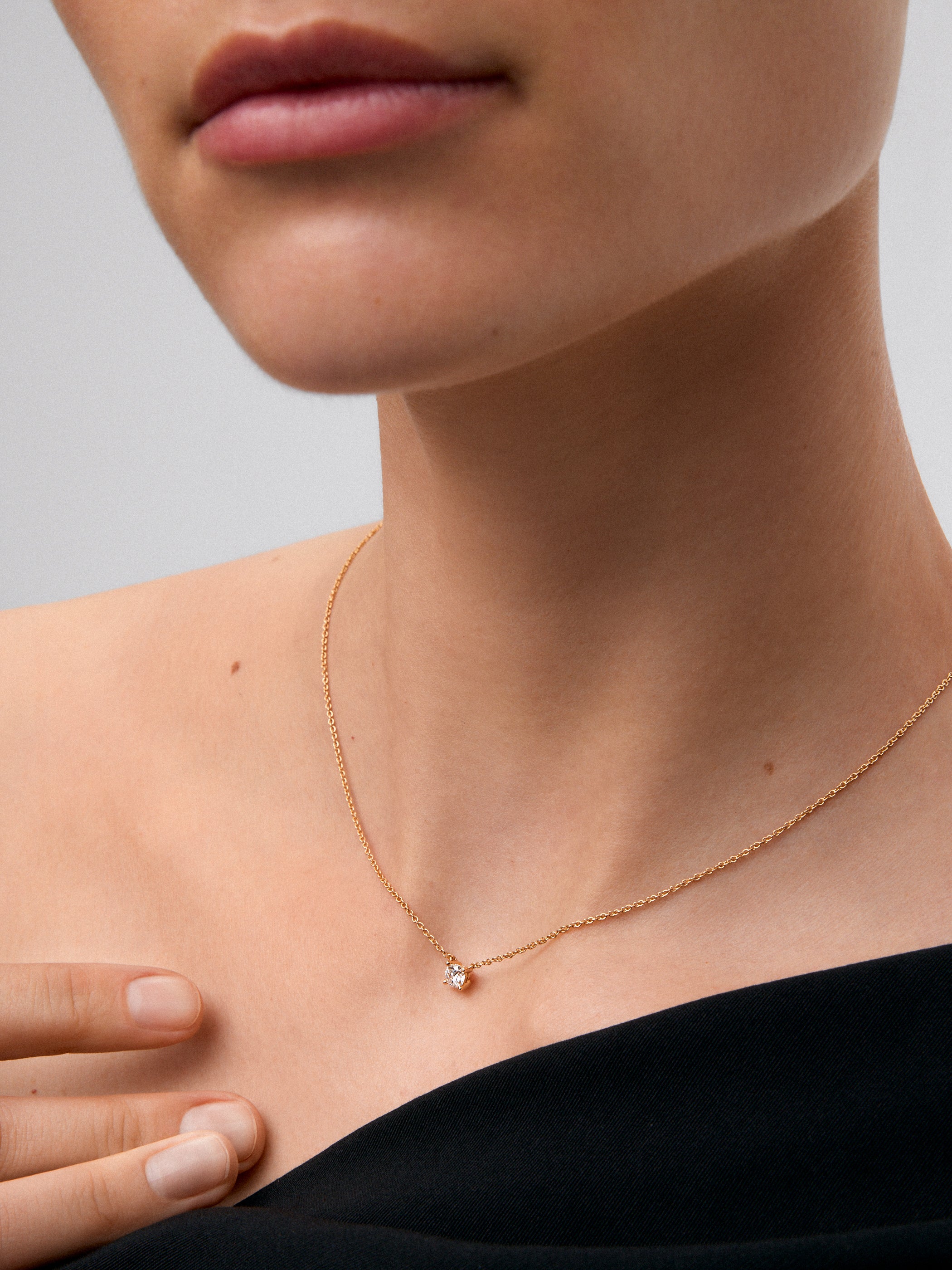 18K yellow gold necklace with a 0.30 ct brilliant-cut central diamond.